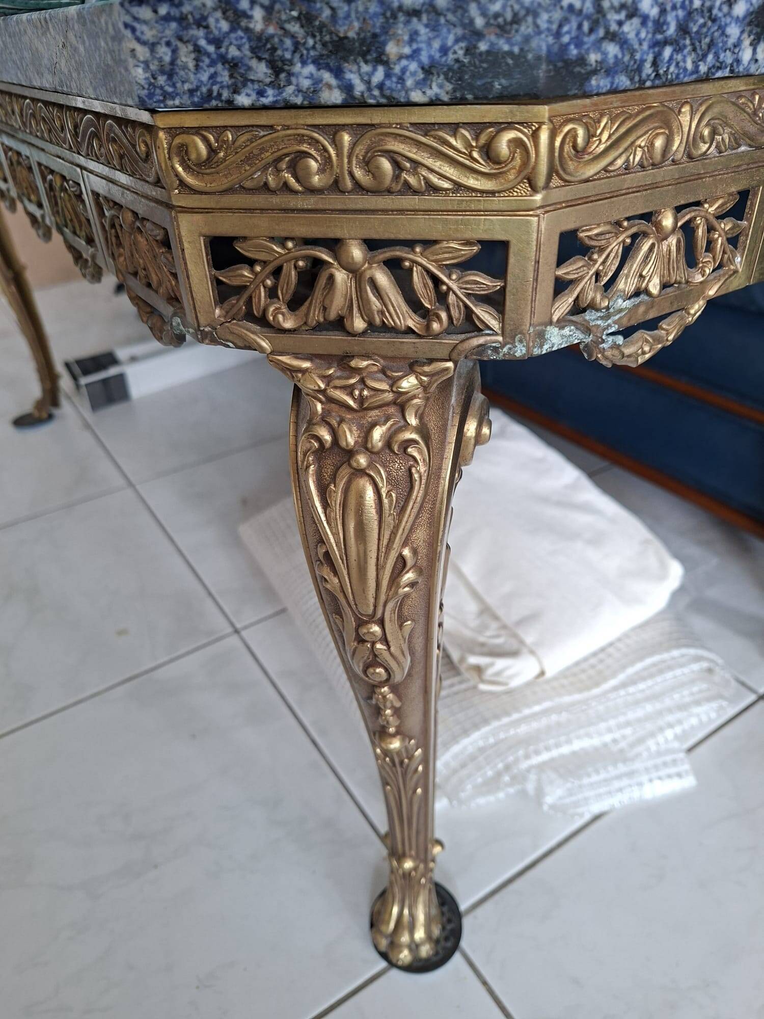 Louis XV coffee table in gilded bronze with a blue marble top (105x55 cm)