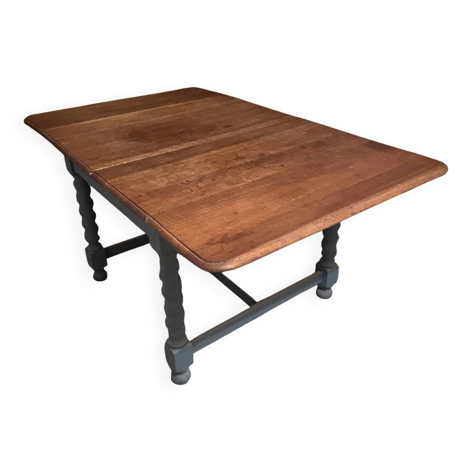 Farm table with twisted legs and 2 drop leaves.