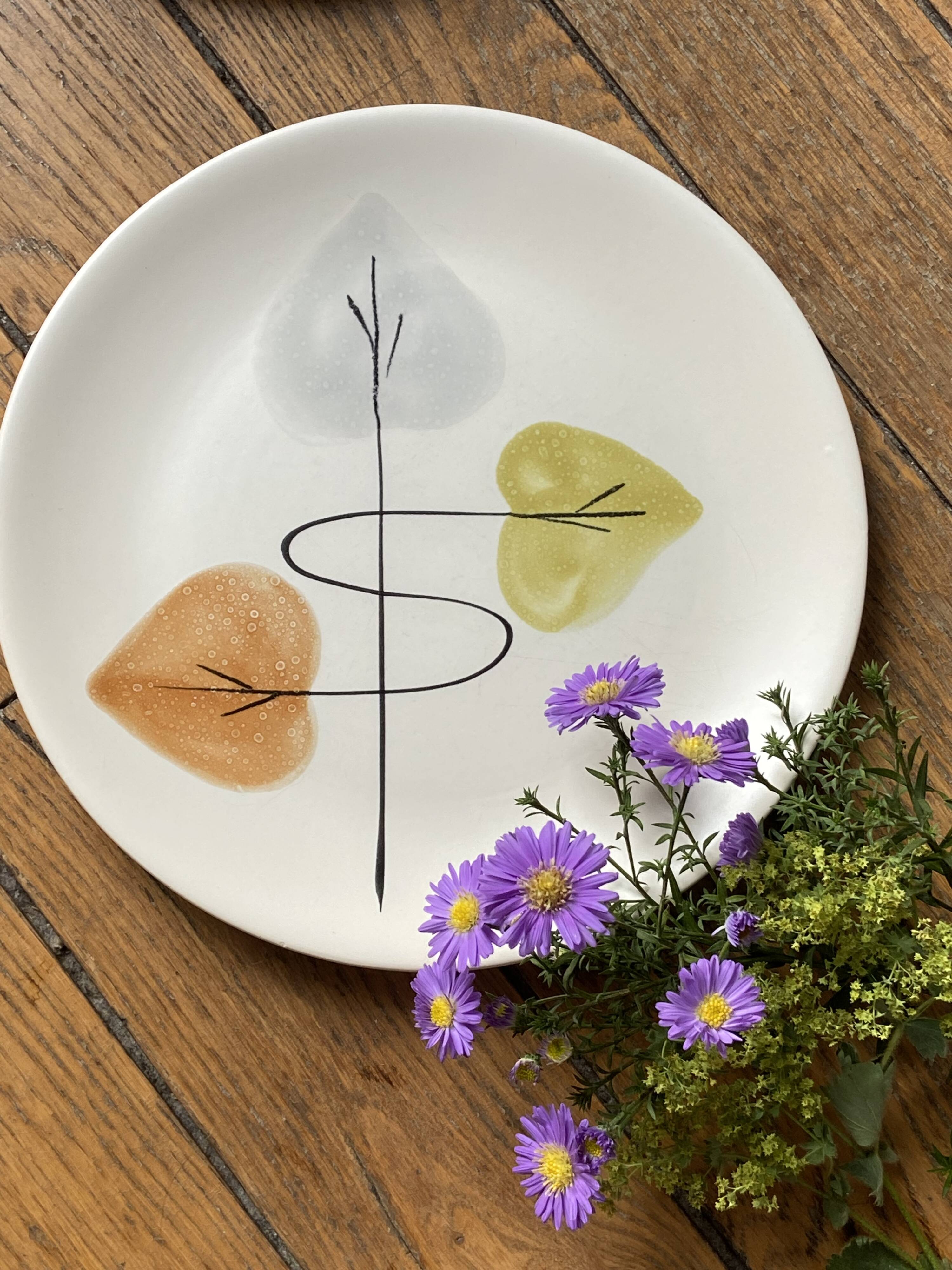 Eléments d'un service de table vintage, années 50, élégant motif à feuilles