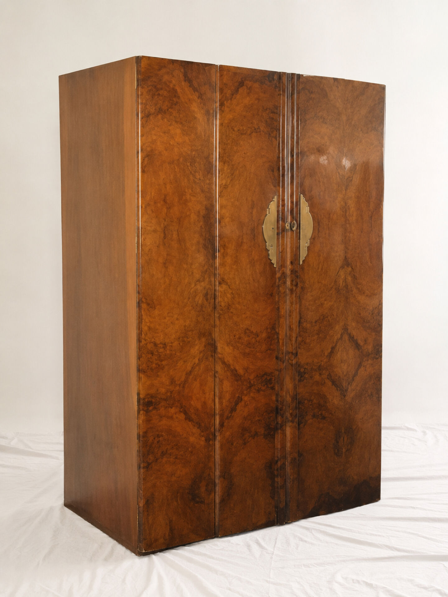 Art Deco wardrobe from the 1930s with walnut burl veneer, 4 doors and storage.
