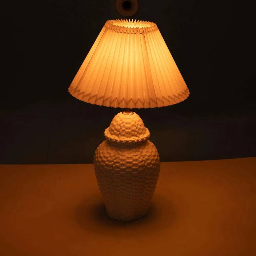 Vintage table lamp in woven ceramic Regency style.