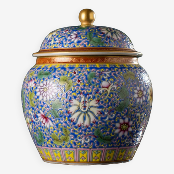 Qing Dynasty Yongzheng Lnterlock Branch Lotus Covered Jar Classic Craft
