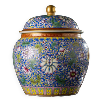 Qing Dynasty Yongzheng Lnterlock Branch Lotus Covered Jar Classic Craft