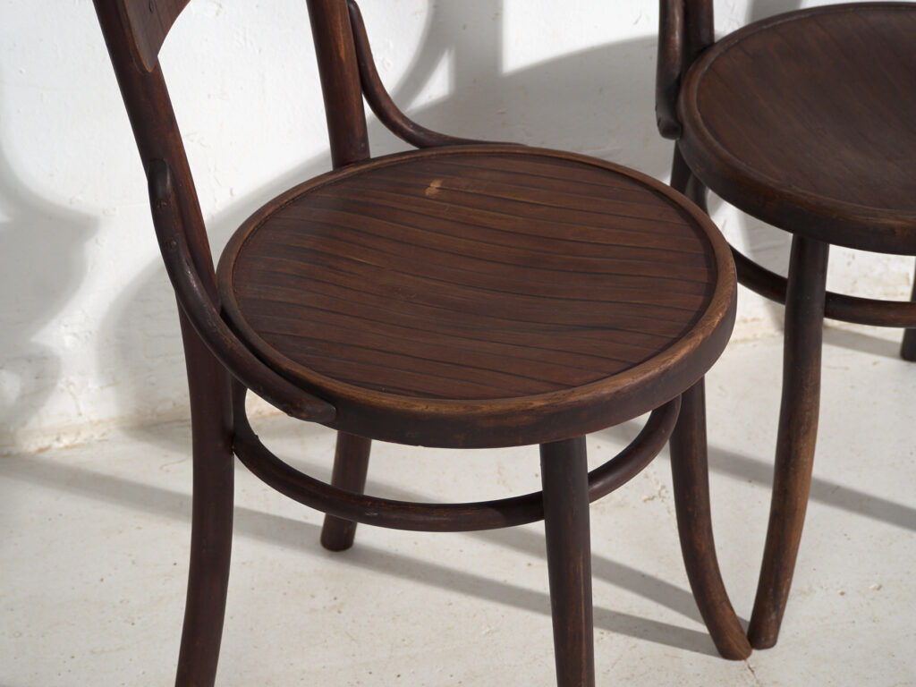 Pair of Thonet-style chairs in bent wood with a curved board backrest – Central Europe, circa 1920