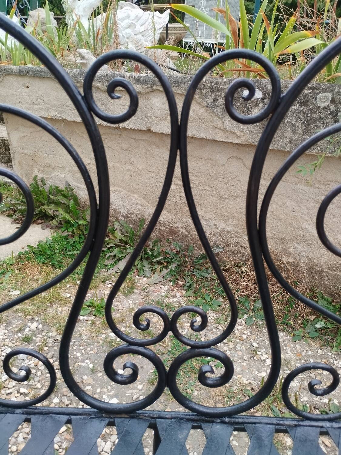 Beau banc de jardin en fer ancien