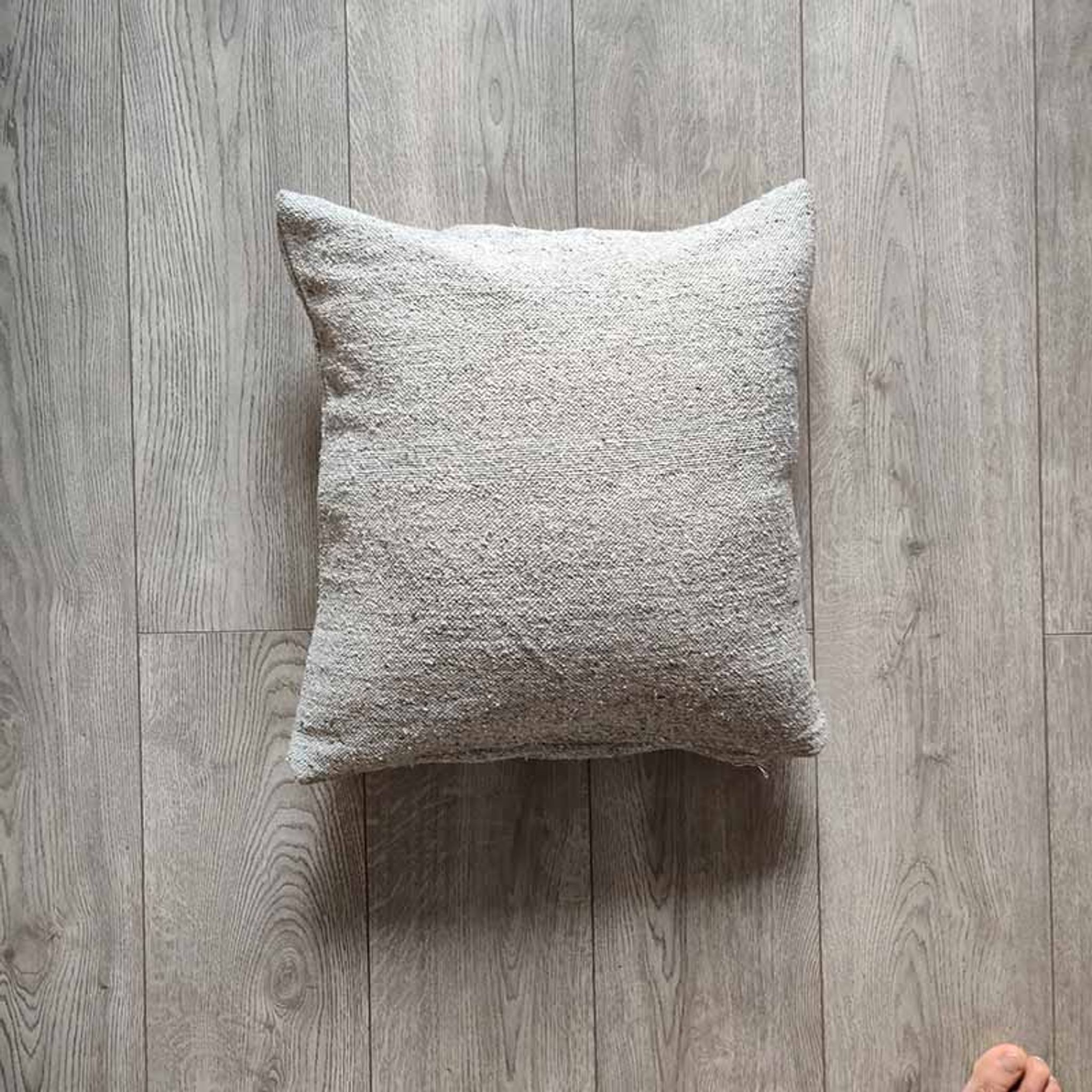 Coussin marocain gris clair fait main en coton