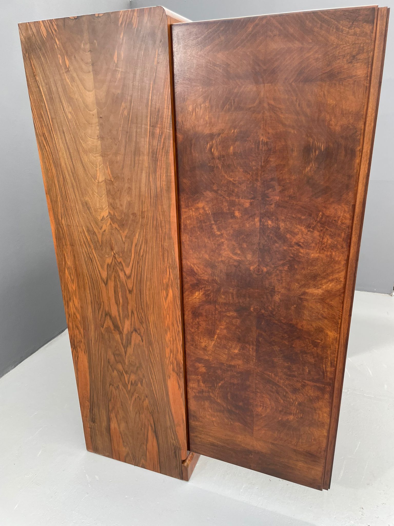 Armoire en placage de noyer restaurée d'influence Art Déco, années 1930