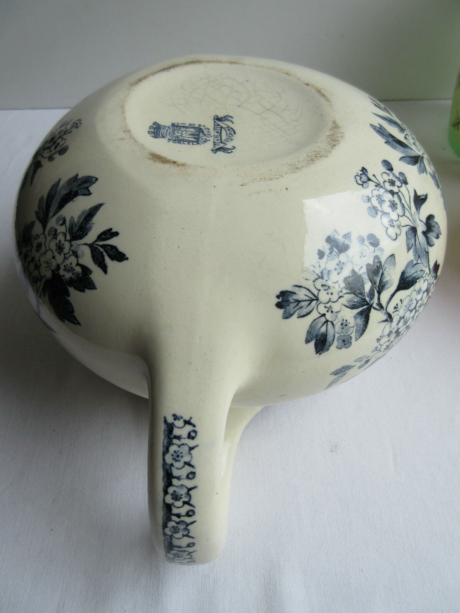 Broc de toilette "joufflu" signé Gien modèle gris-bleu les aubépines