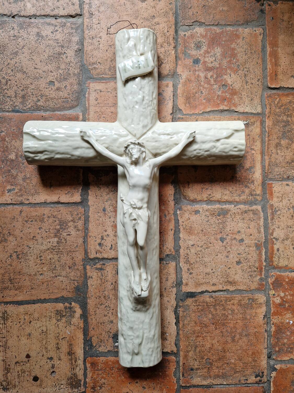 Grande croix crucifix ancien mural en céramique