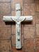 Grande croix crucifix ancien mural en céramique