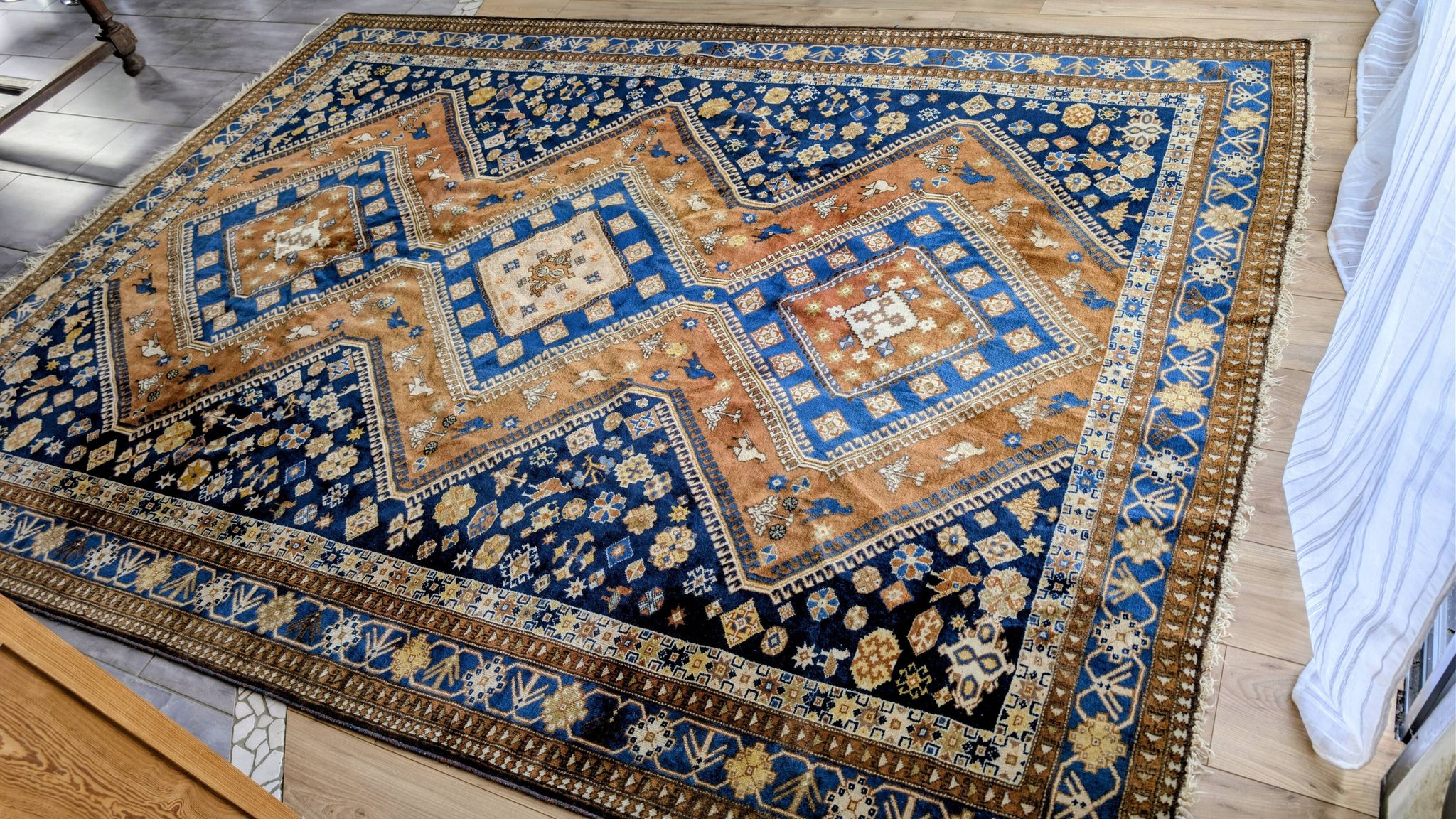 Hand-knotted Persian Shiraz rug in wool with tribal decoration, 300 x 220 cm.
