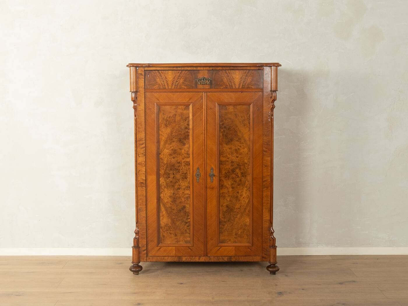 Vertiko classique des années 1880 avec placage en bois de noyer.