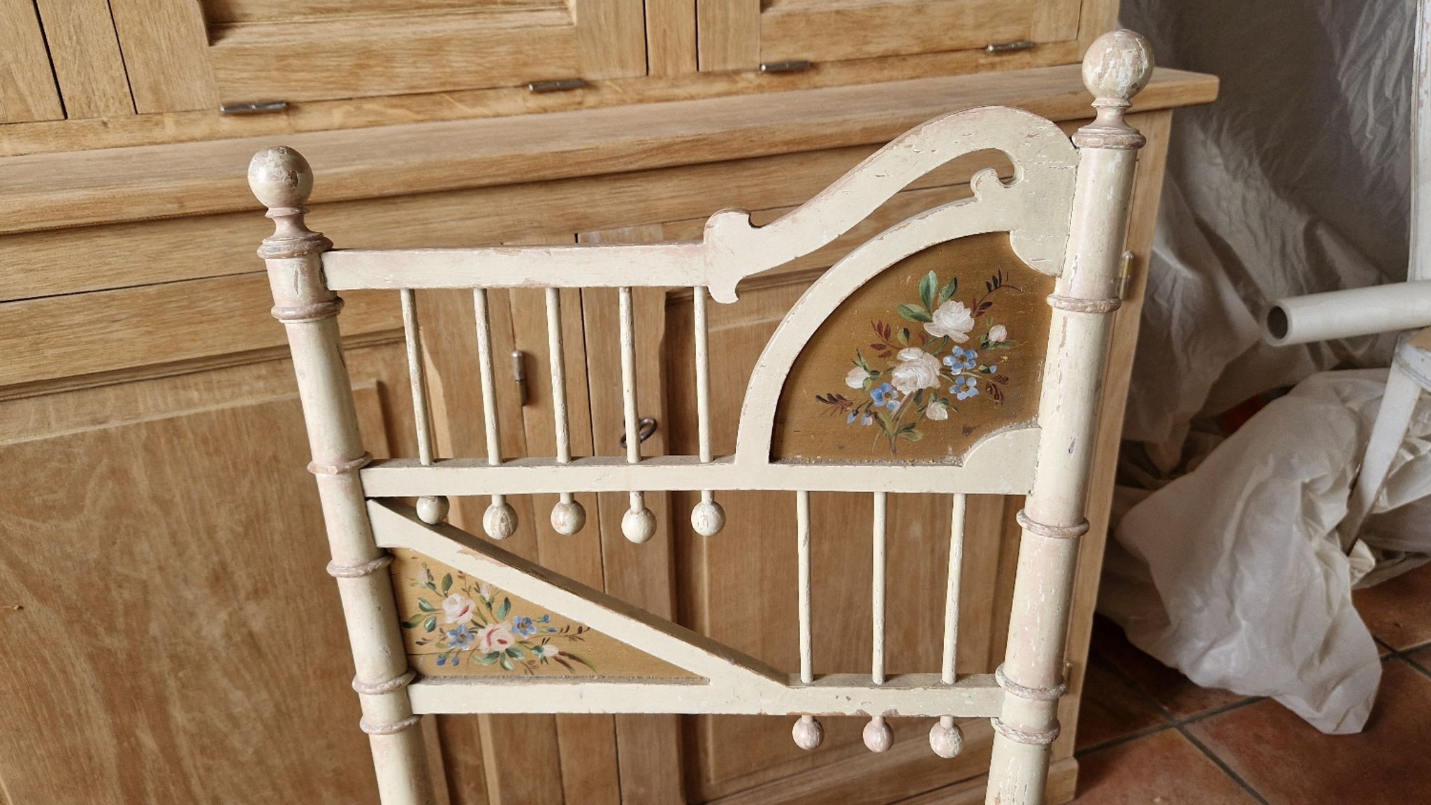 Paire de chaises de salon style Louis XVI
