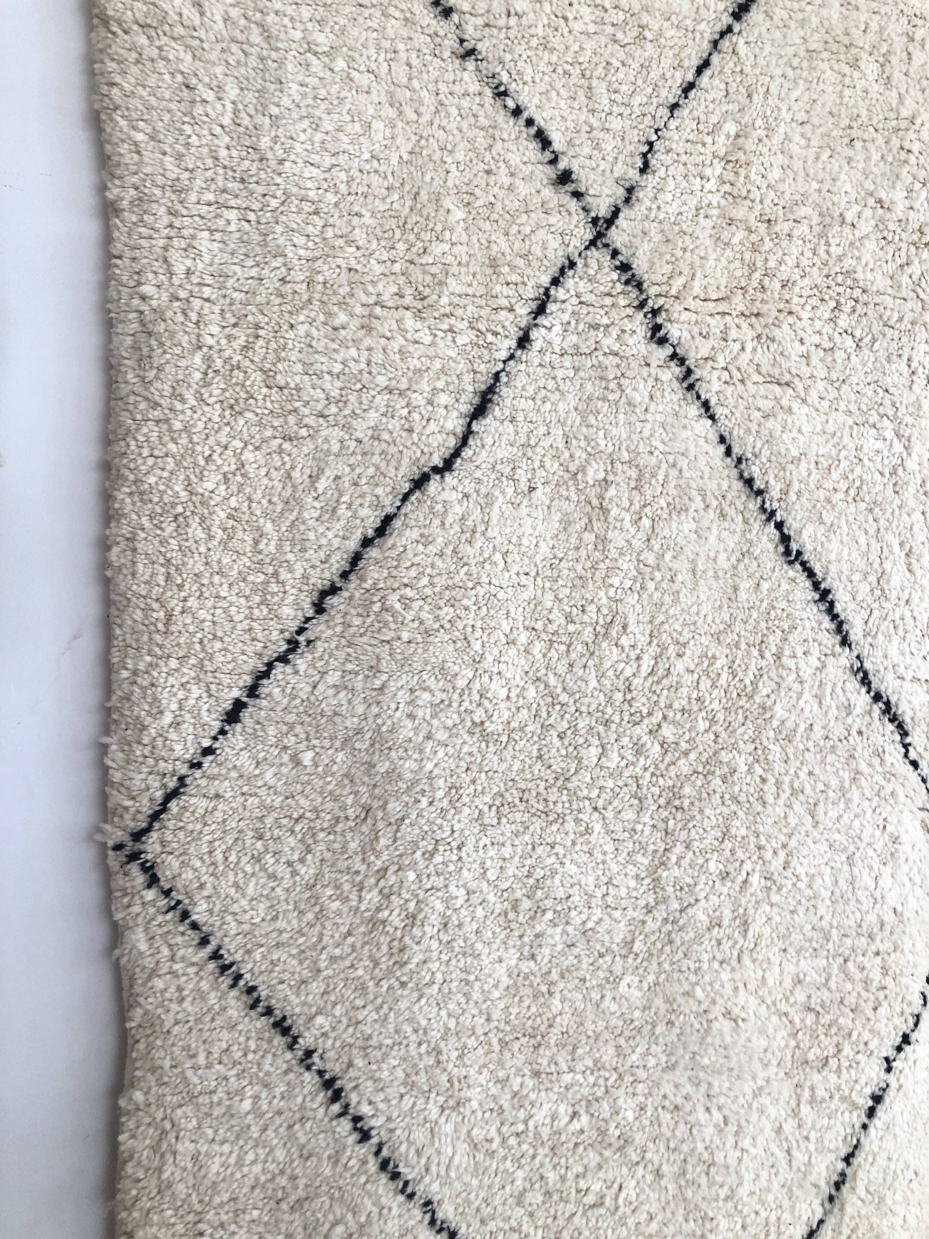 Moroccan Berber carpet Beni Ouarain with black diamonds 3,05x2.09m