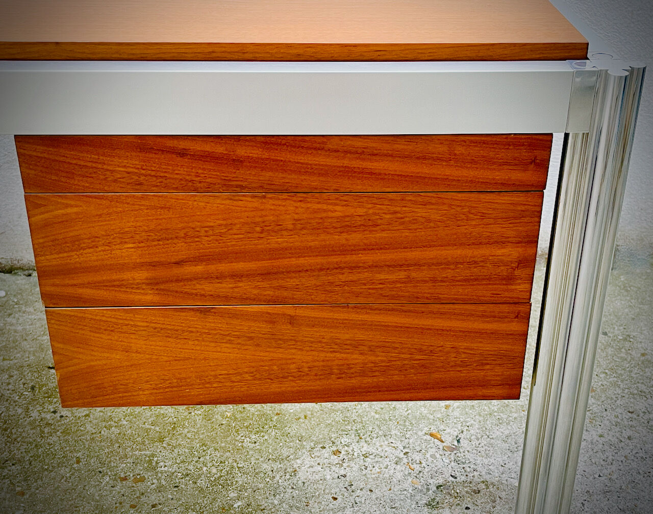 Large office of George Ciancimino in exotic wood and aluminum for Mobilier International