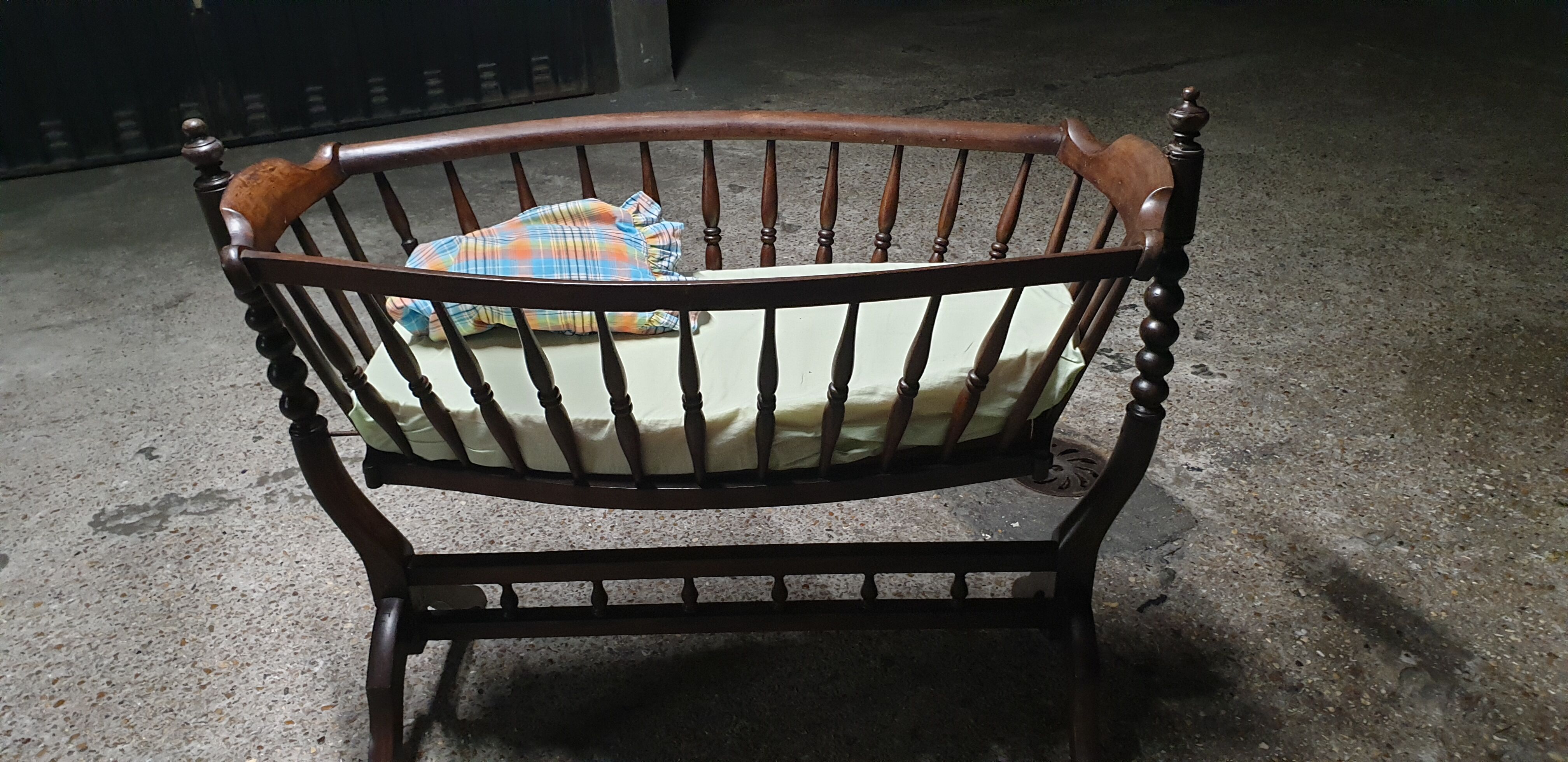 Massive beech cradle crafted XXth