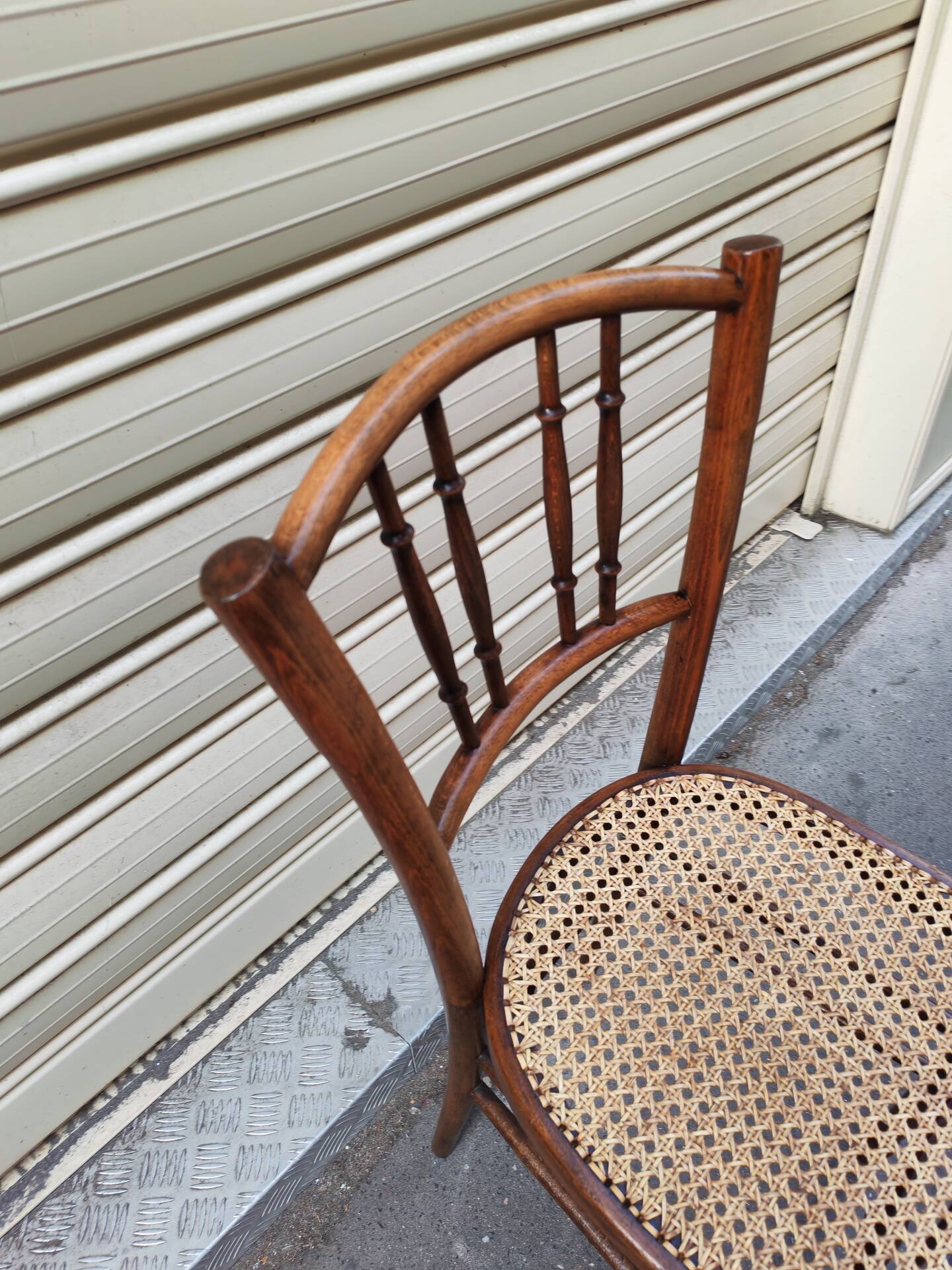 Bistro chair in wood and caning from the 1900s.