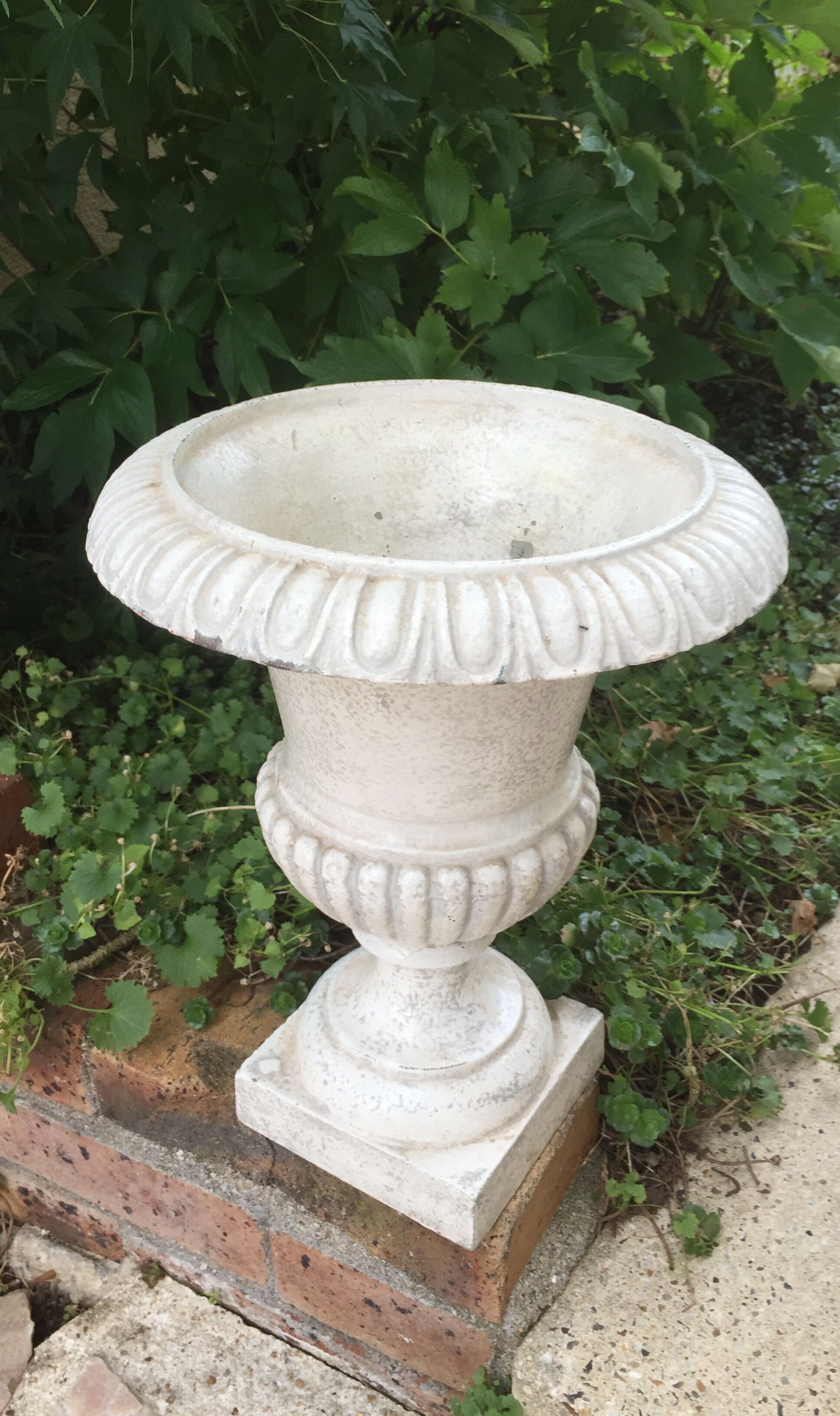 Set of planters: clasp and cast iron pots