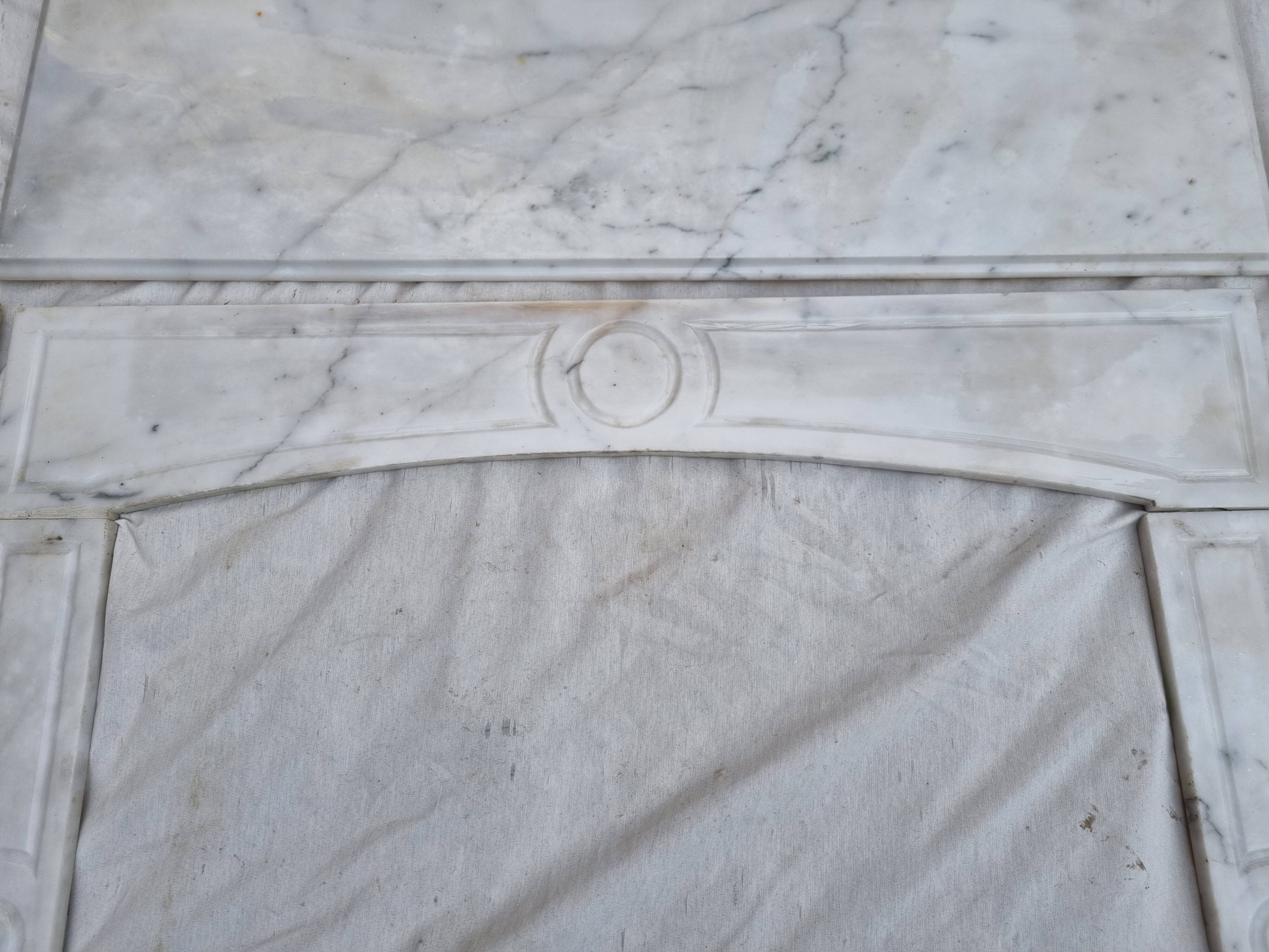 Cheminée Pompadour en marbre blanc de Carrare