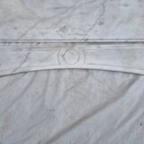 Cheminée Pompadour en marbre blanc de Carrare