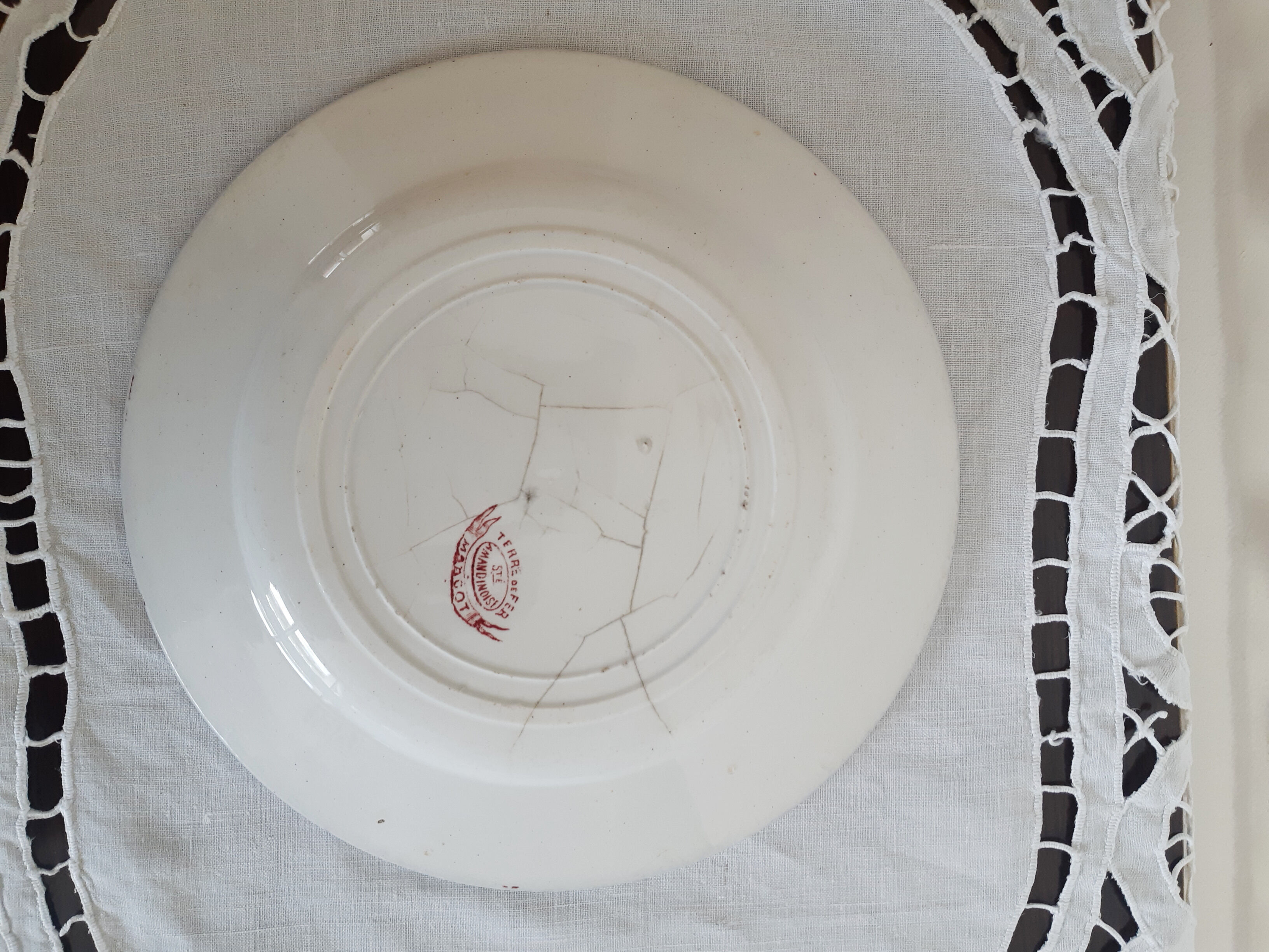 Flat plate in Amandinese earthenware model Margot