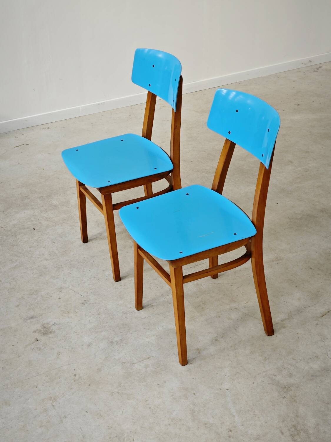 Pair of wooden and plastic chairs Ton Bystrice Thonet