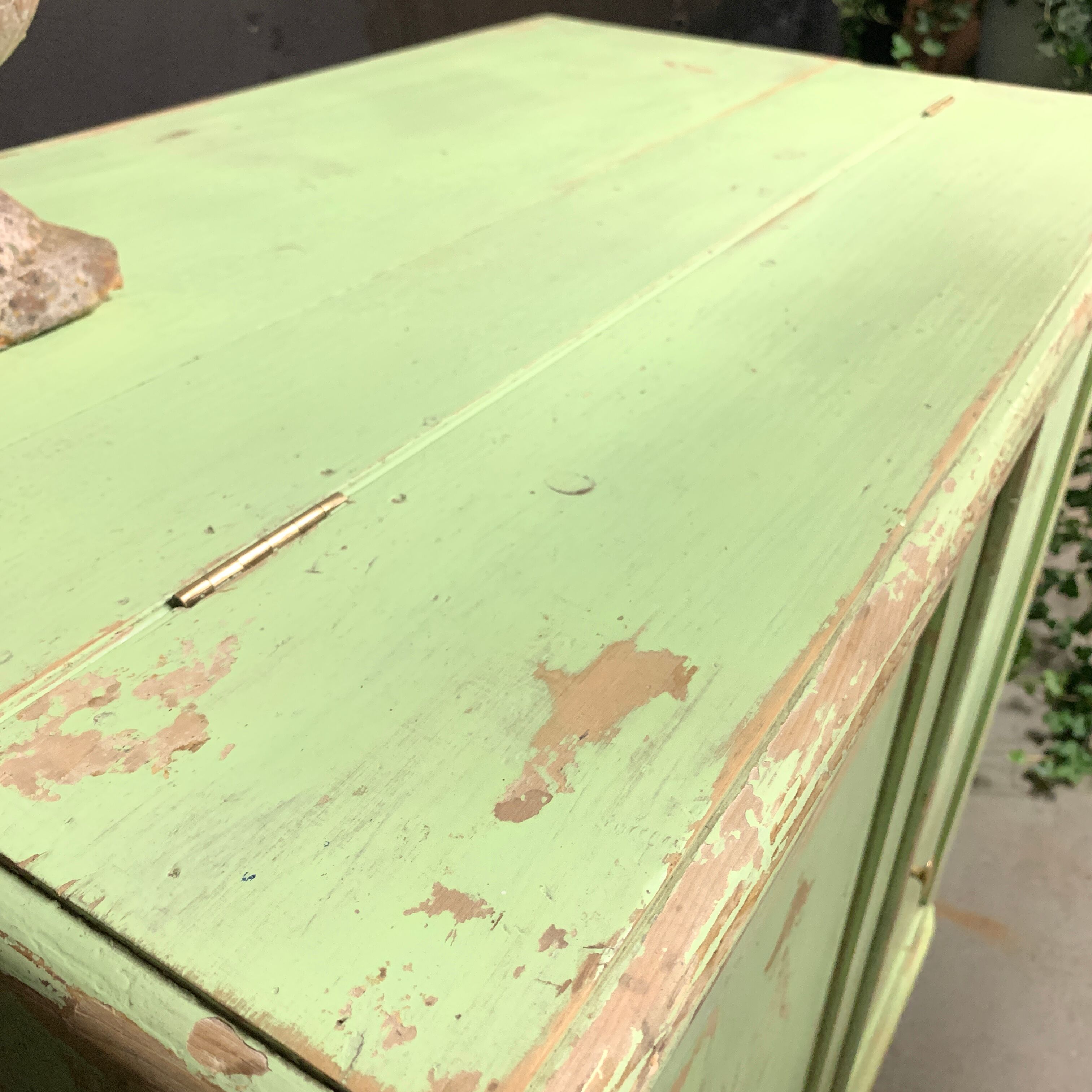 Skated green country buffet