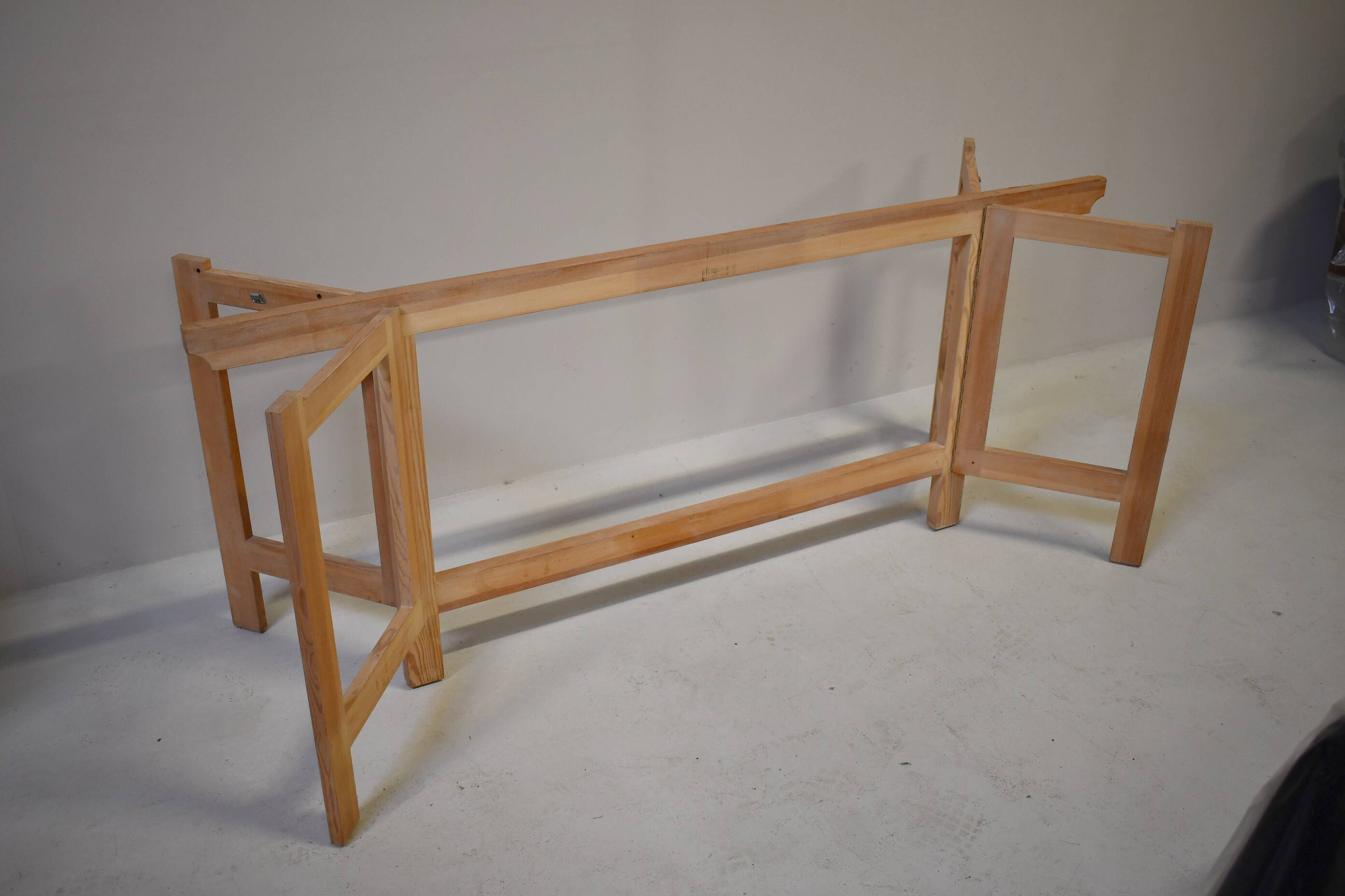 Table à manger en pin cérusé. Ollé Pira. Suède années 1960