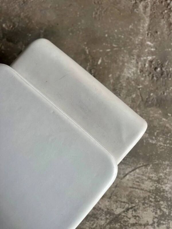 Fauteuil lounge Tuoli en cuir blanc par Antti Nurmesniemi pour Cassina (1970) — structure chromée