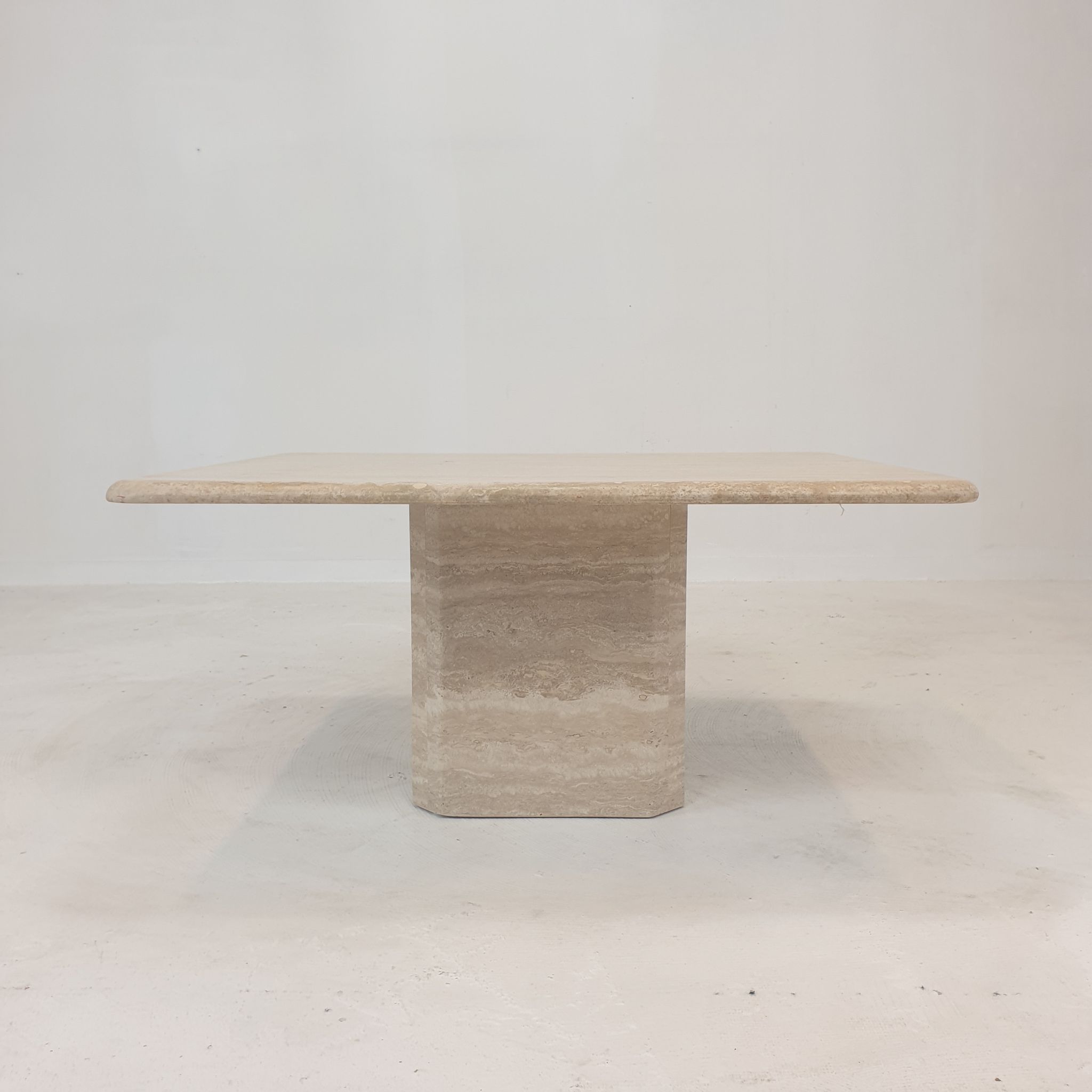 Table basse italienne en travertin, années 1980