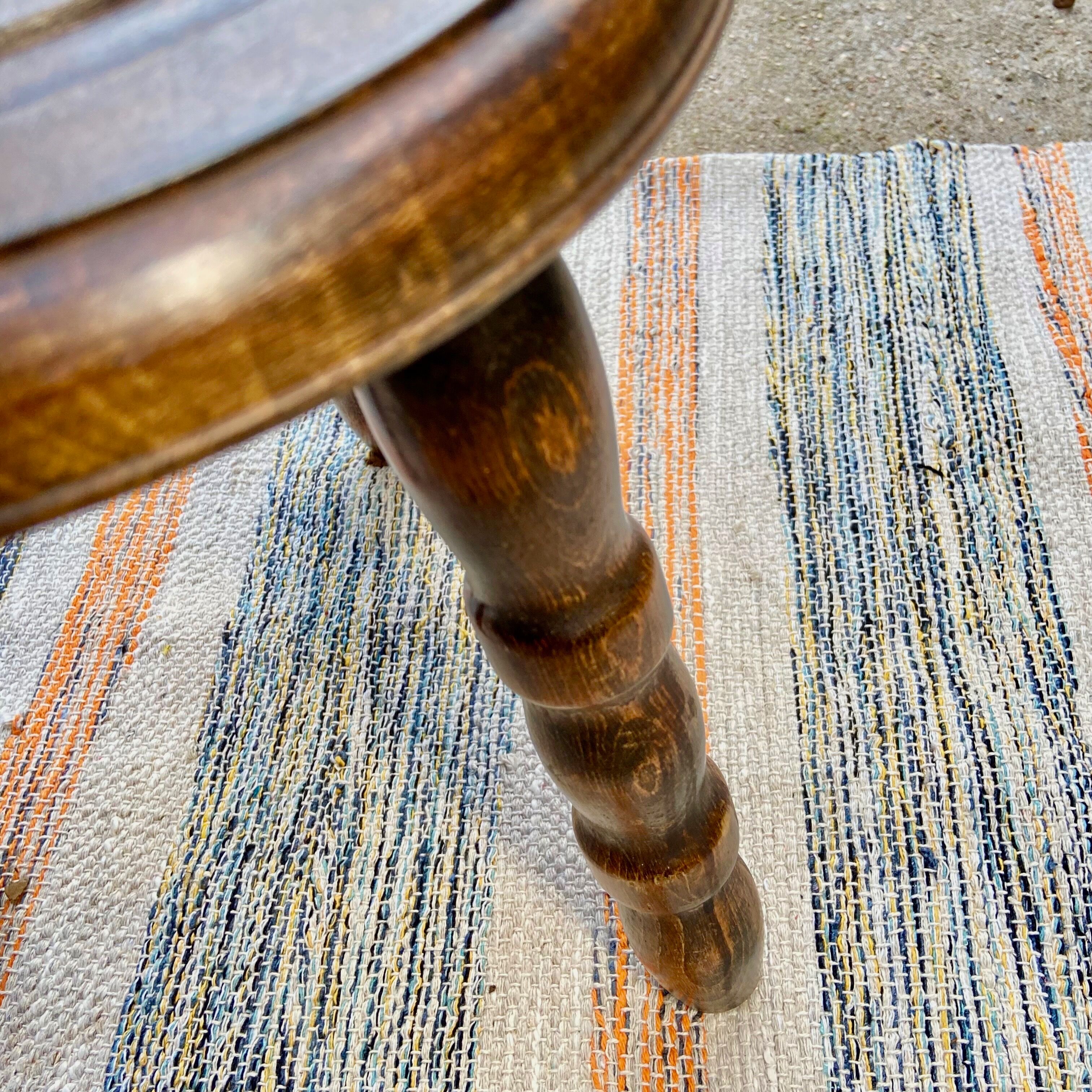 Tripod stool feet coil