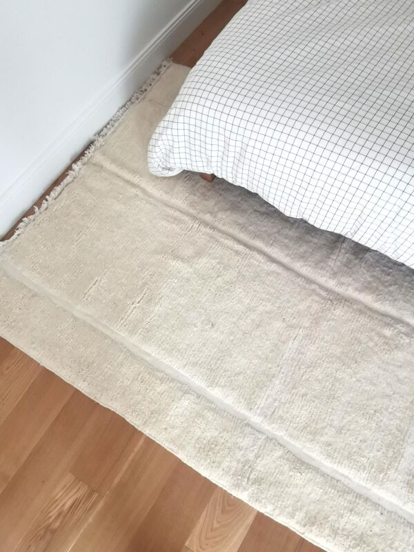 Tapis berbère béni ouarain uni blanc à motifs lignes incrustées