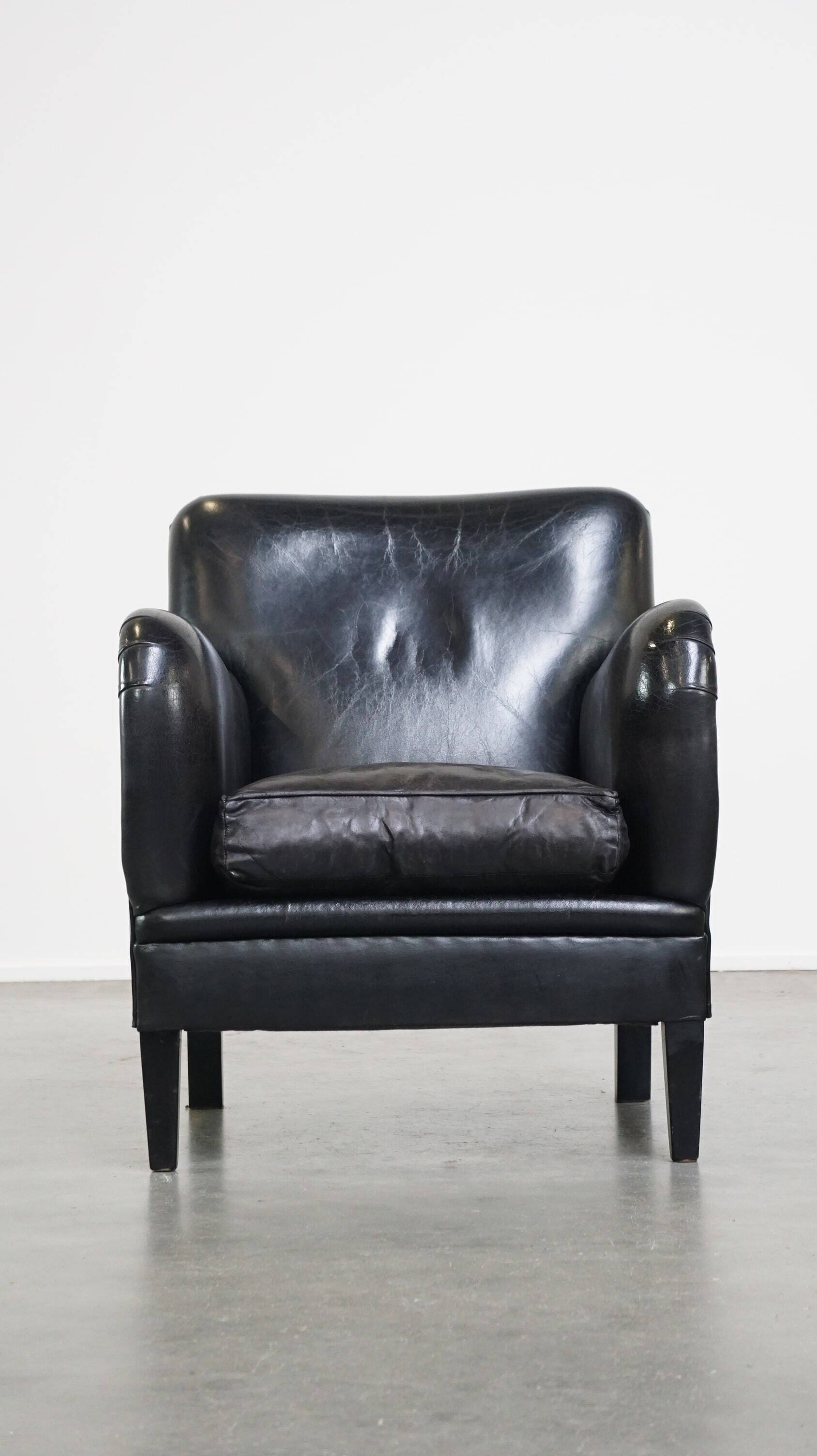 Luxurious and comfortable sheepskin armchair in a unique, stately black color