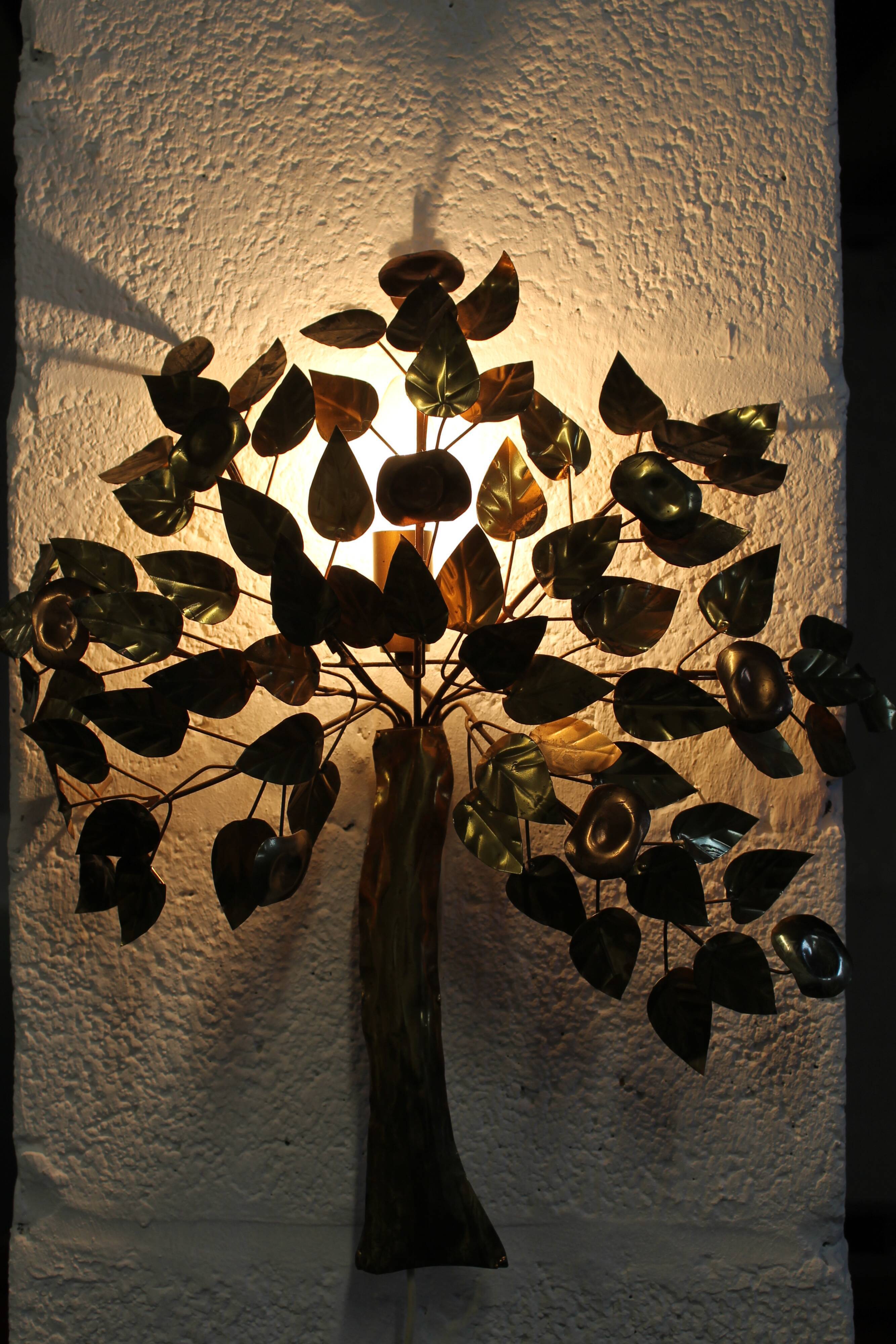 Metal tree-shaped wall applied