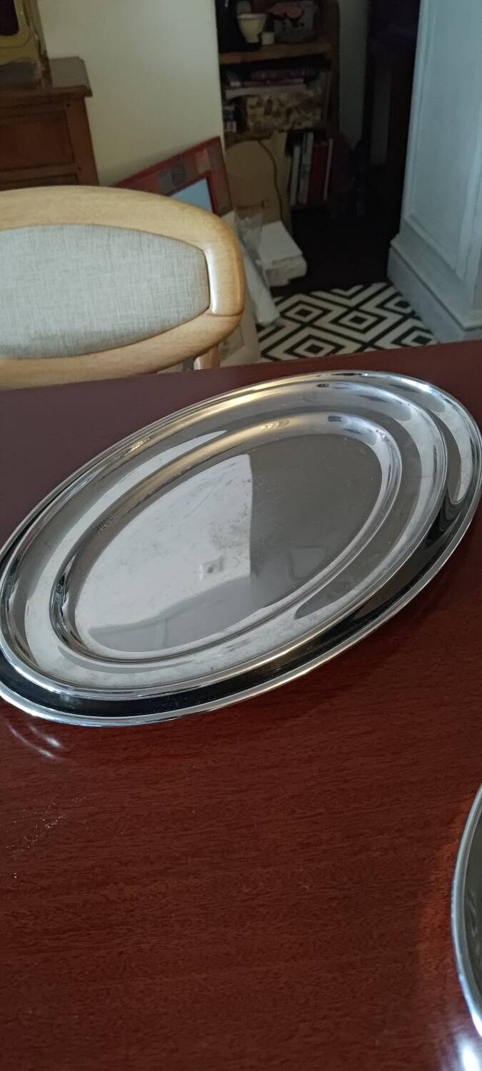 Set of two silver dishes