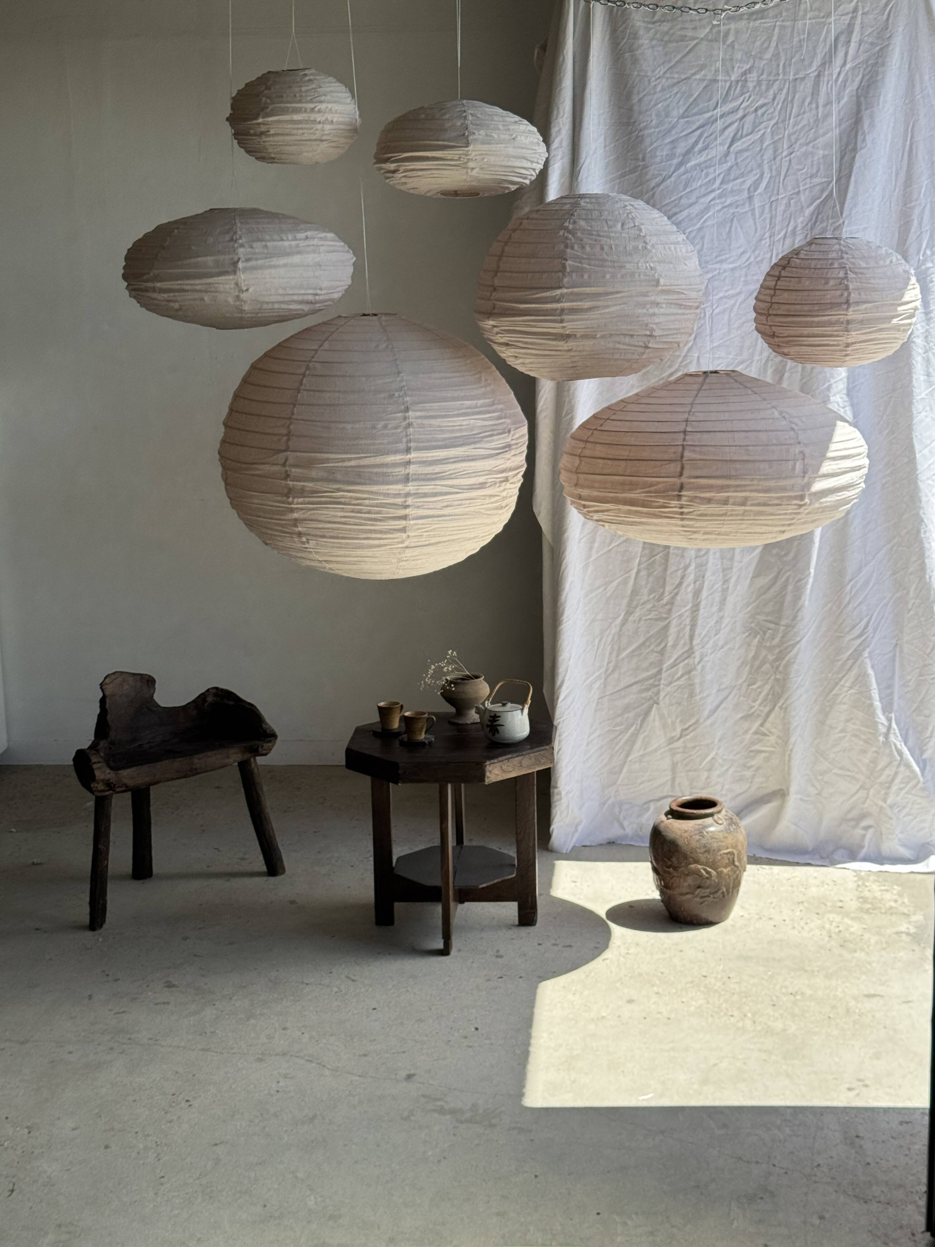 Grande suspension en rotin et lin naturel japonisante ovale aplatie rosée