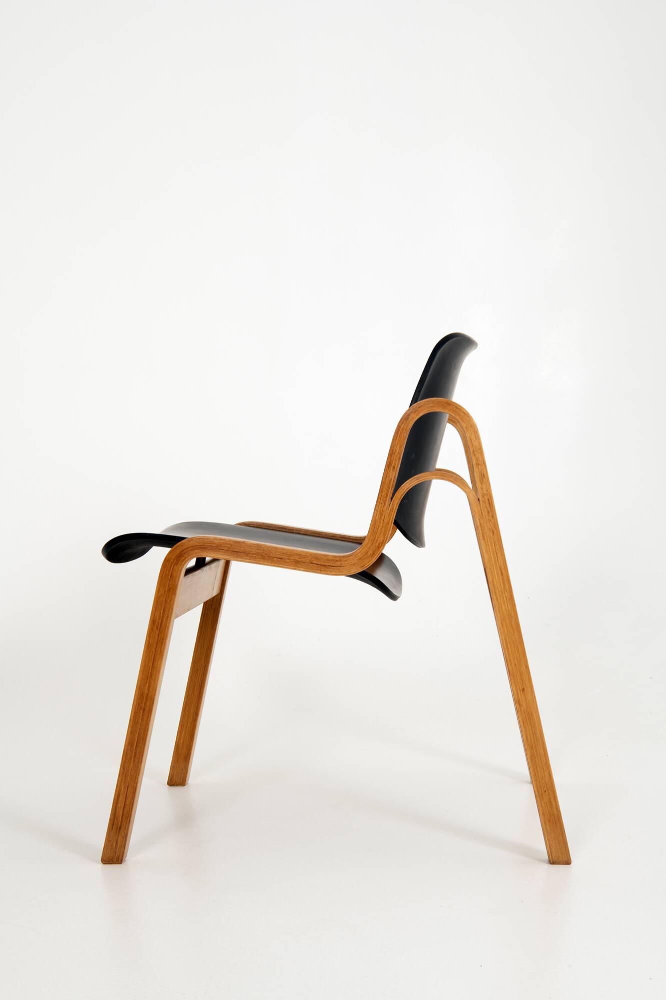A pair of "Wilhelmina" chairs - Ilmari Tapiovaara