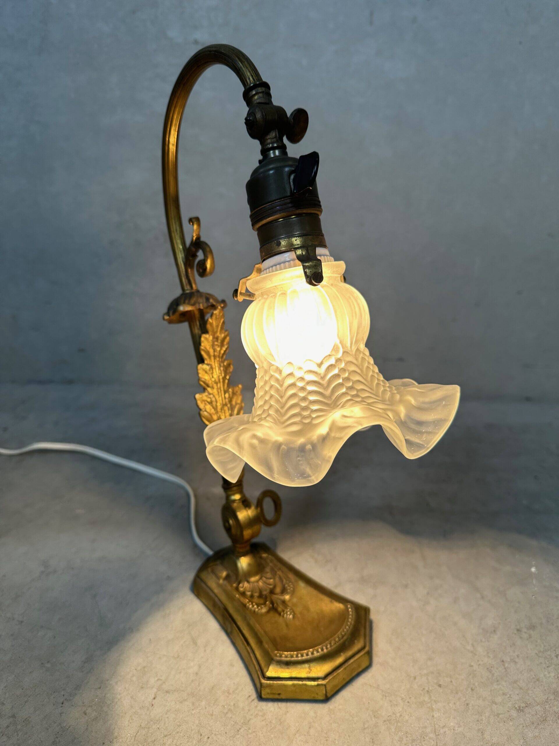 Art nouveau table lamp – flower