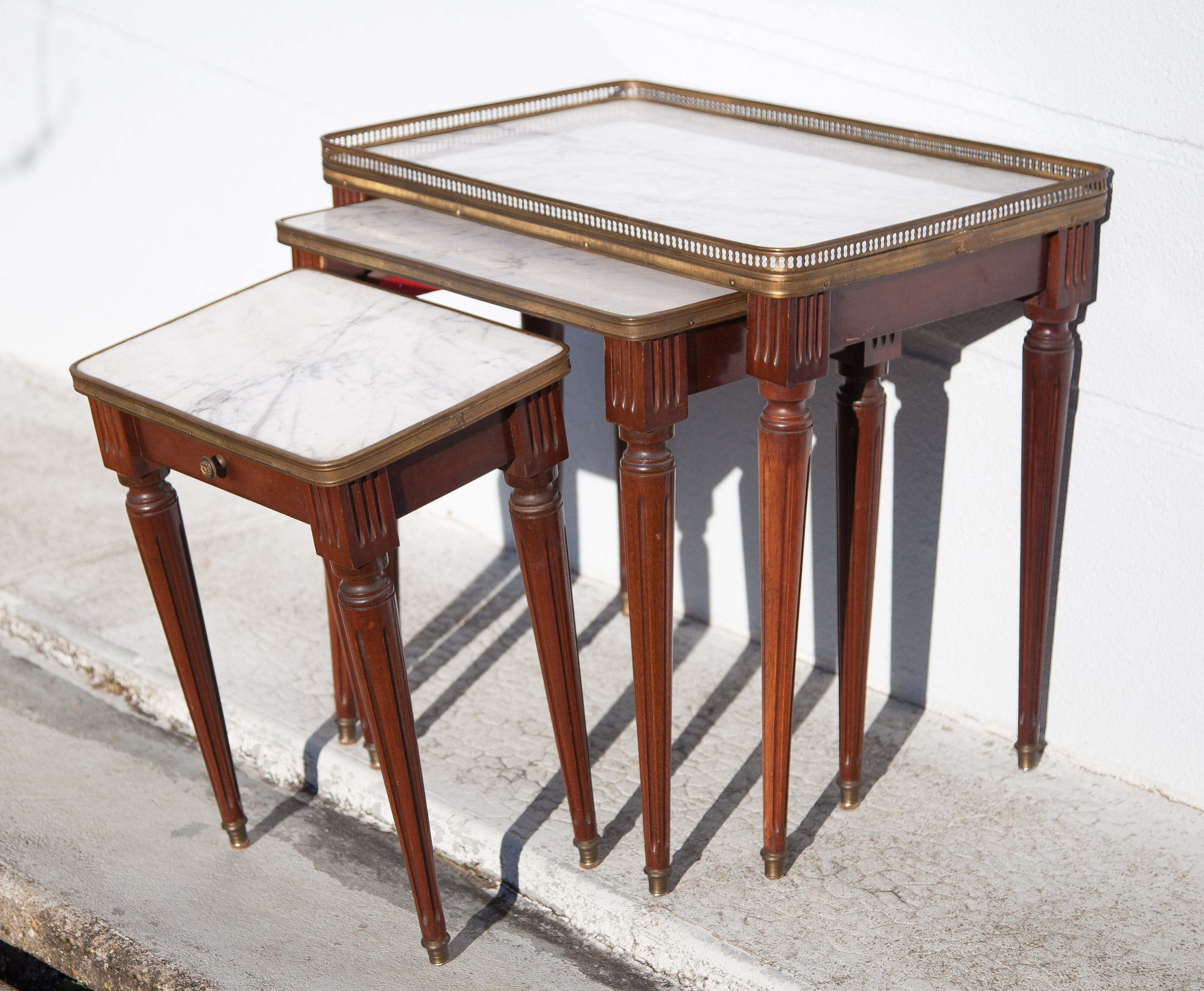 Tables gigognes bois et marbre, Louis XVI style