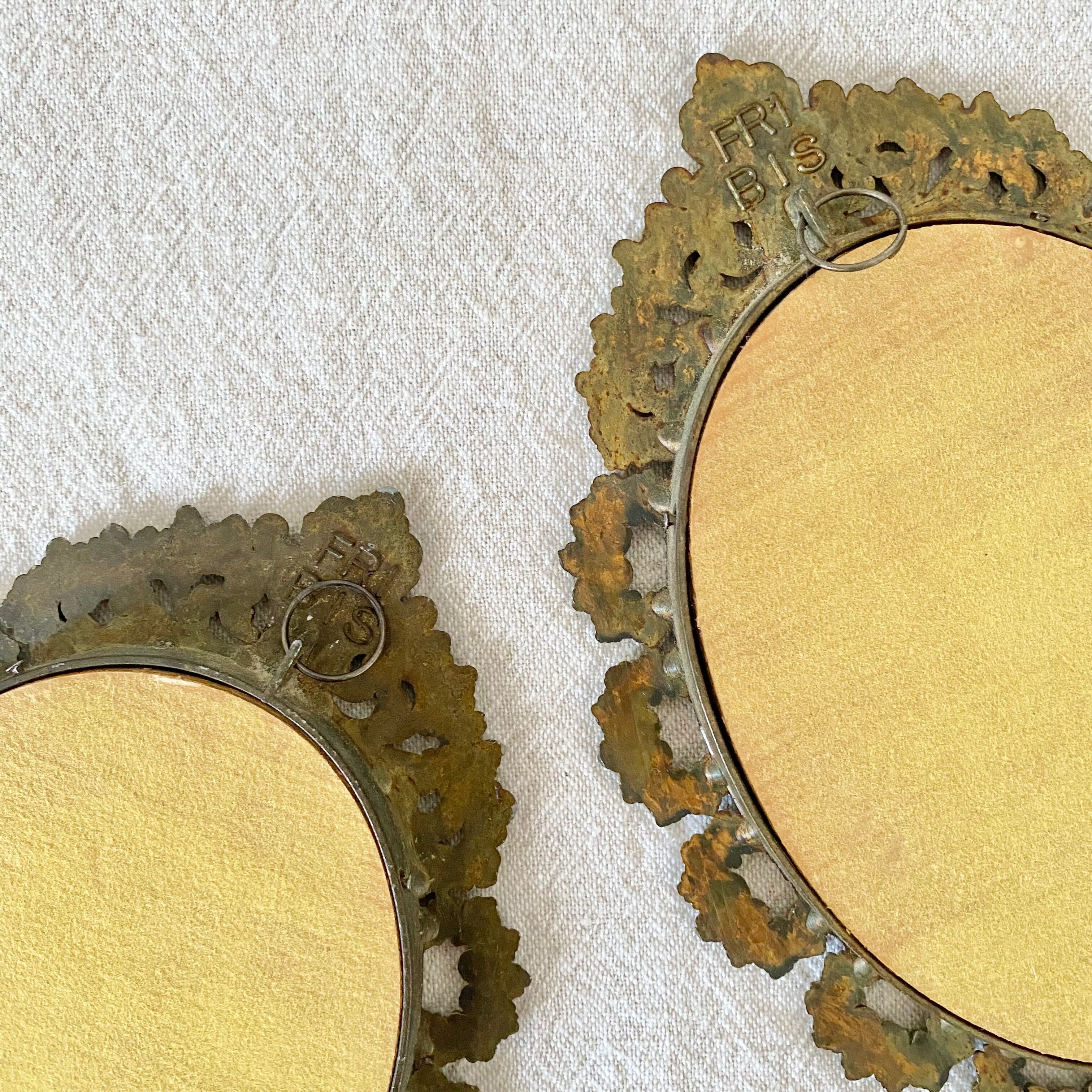 Golden frame oval young girl modaine