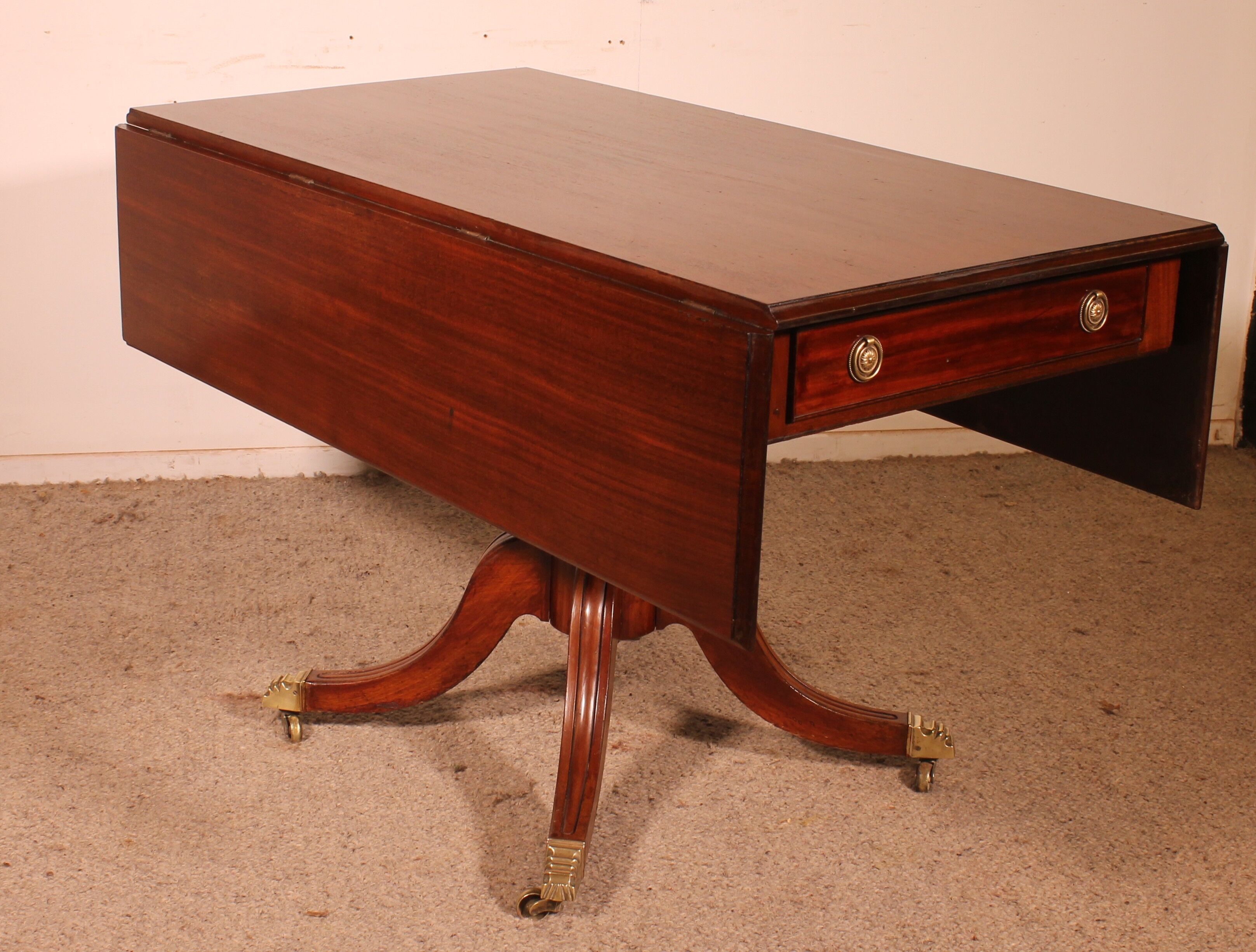 Pembroke table in solid mahogany from the 19th century.