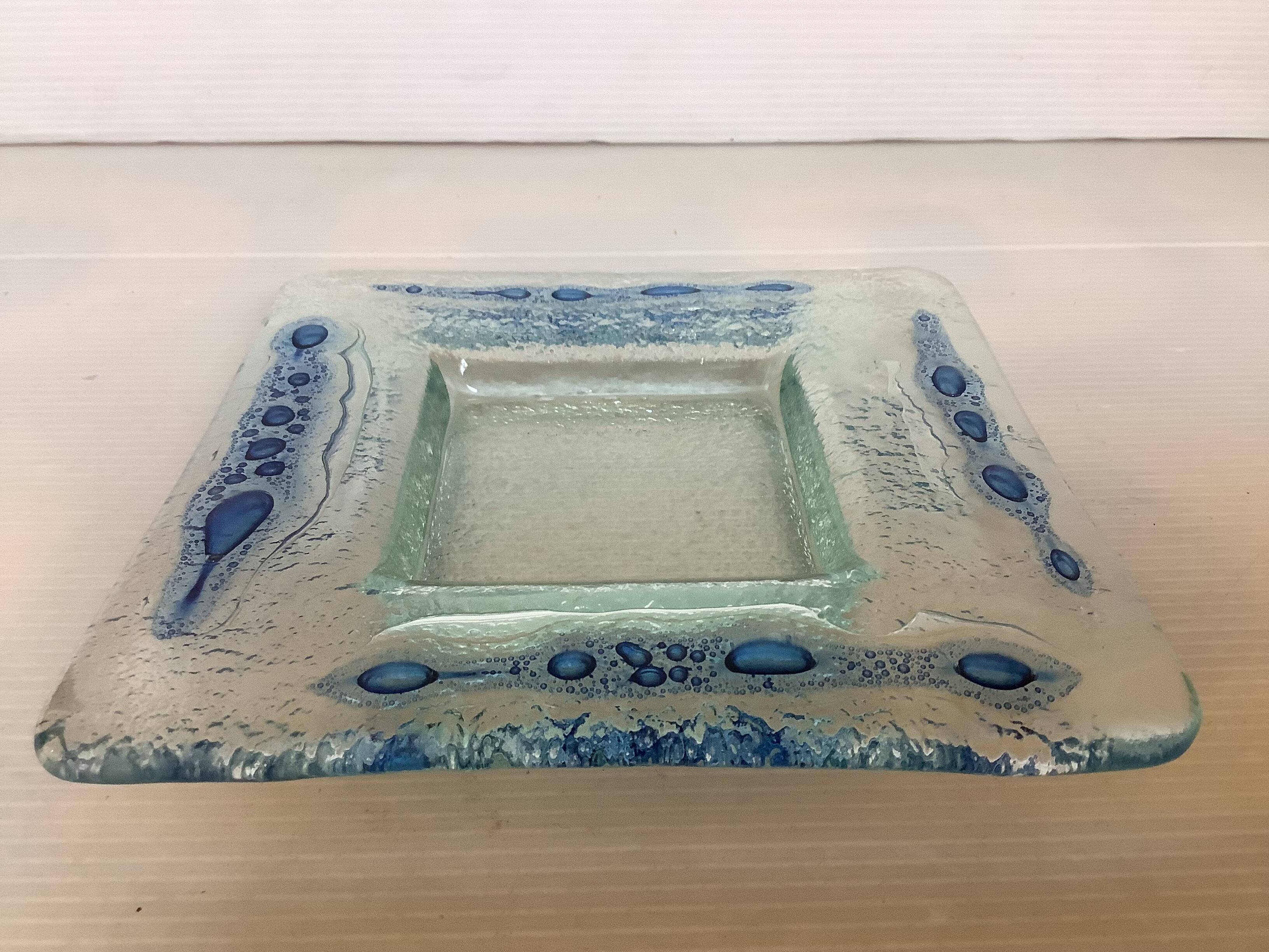 Blue glass paste pocket emptier