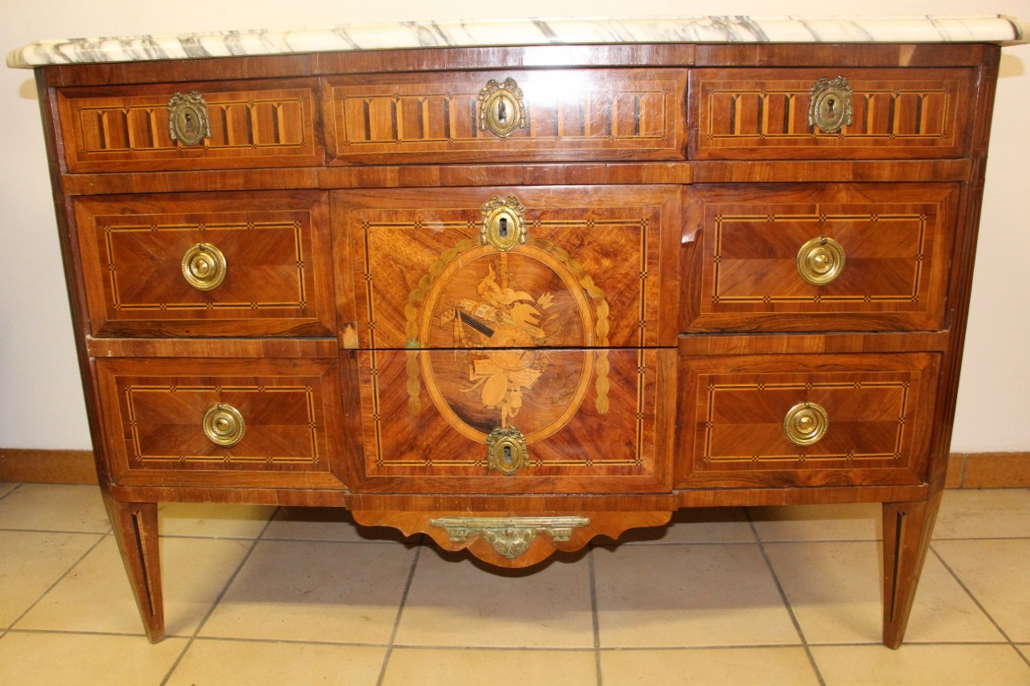 Commode aux attributs de musique d'époque Louis XVl