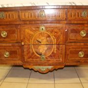 Commode aux attributs de musique d'époque Louis XVl