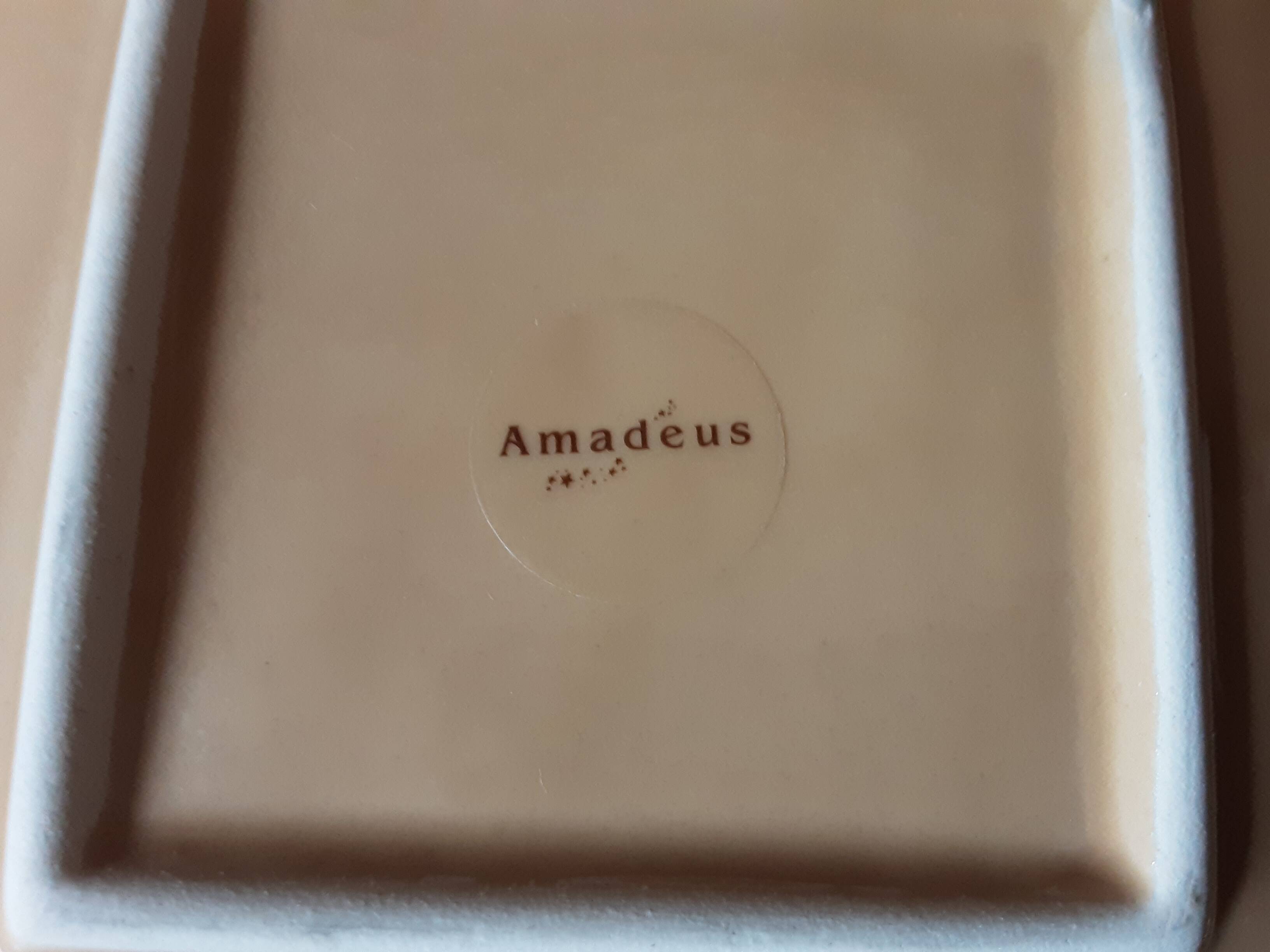 Lot de 4 tasses et soucoupes  Amadeus