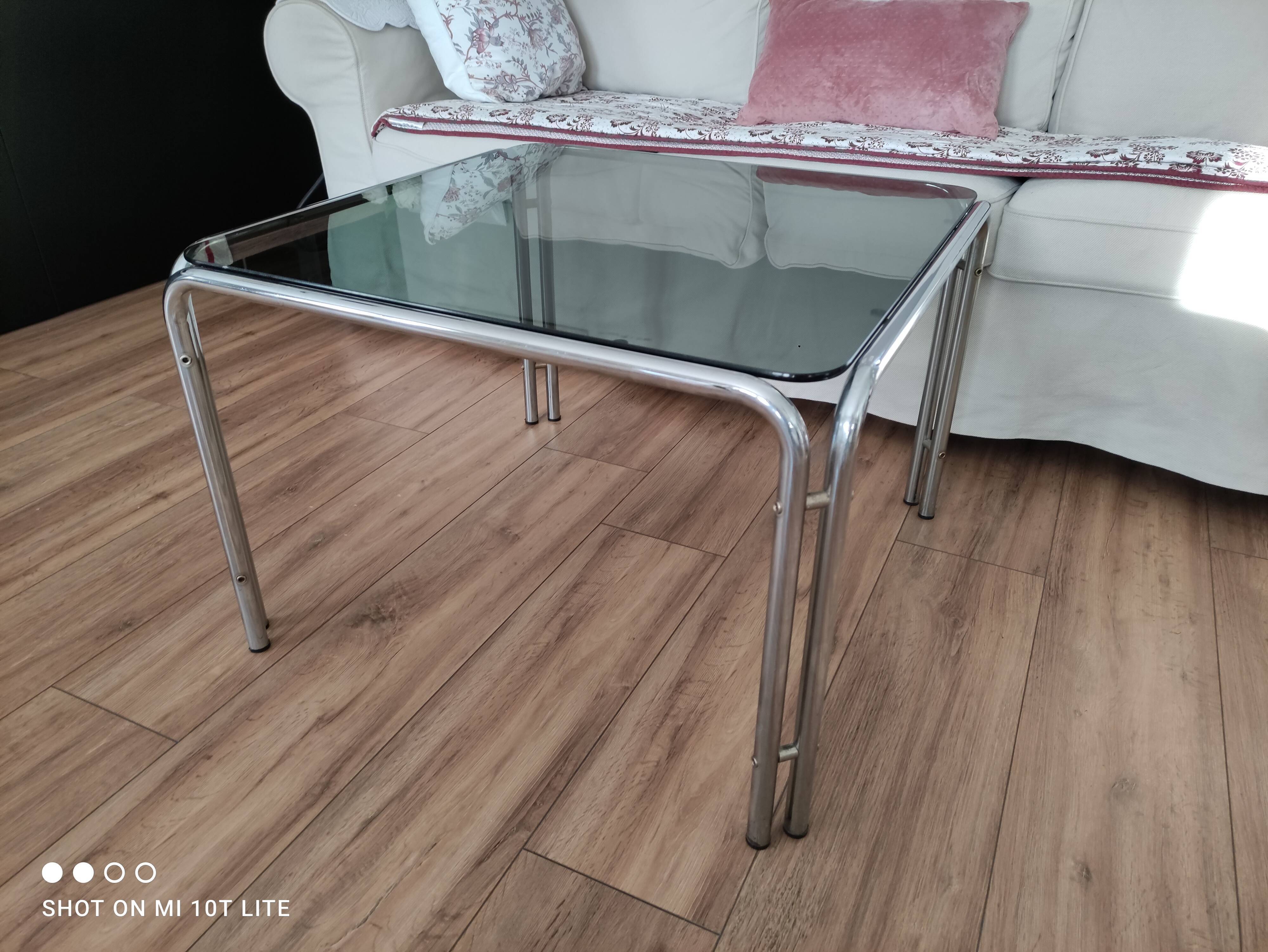 Table basse piètement chromé et plateau en verre fumé noir
