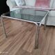 Table basse piètement chromé et plateau en verre fumé noir