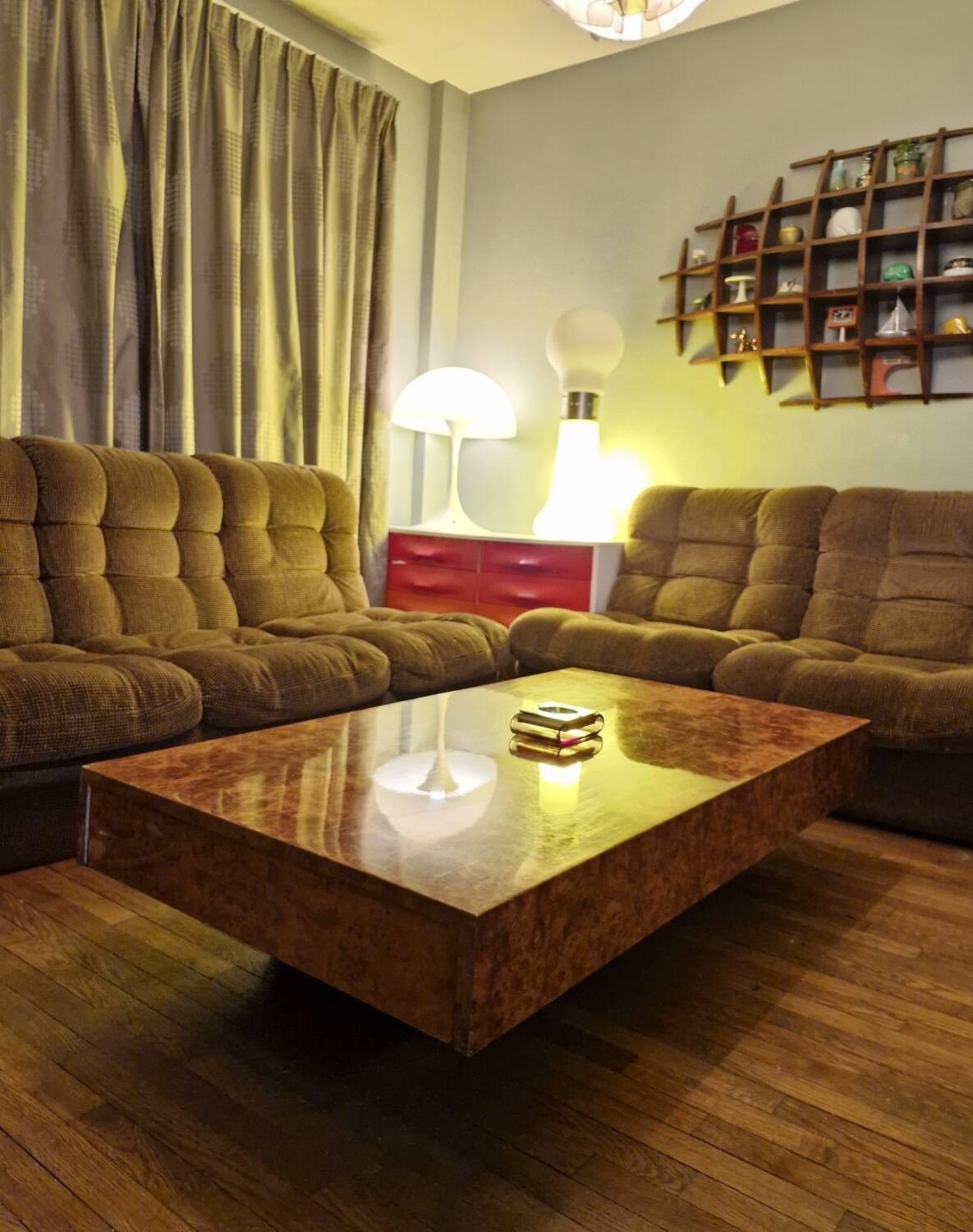 Italian design coffee table in burl wood by Roche Bobois, 1970s.
