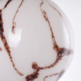 Suspension vintage de style Hollywood Regency avec boule de verre mixte blanche