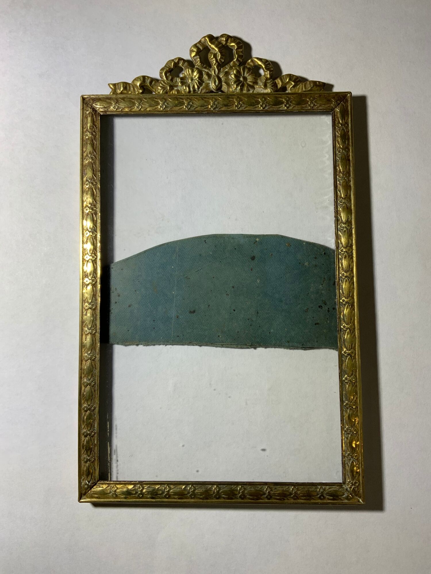 Old photo frame in golden brass floral decoration and small knot 18th With glass